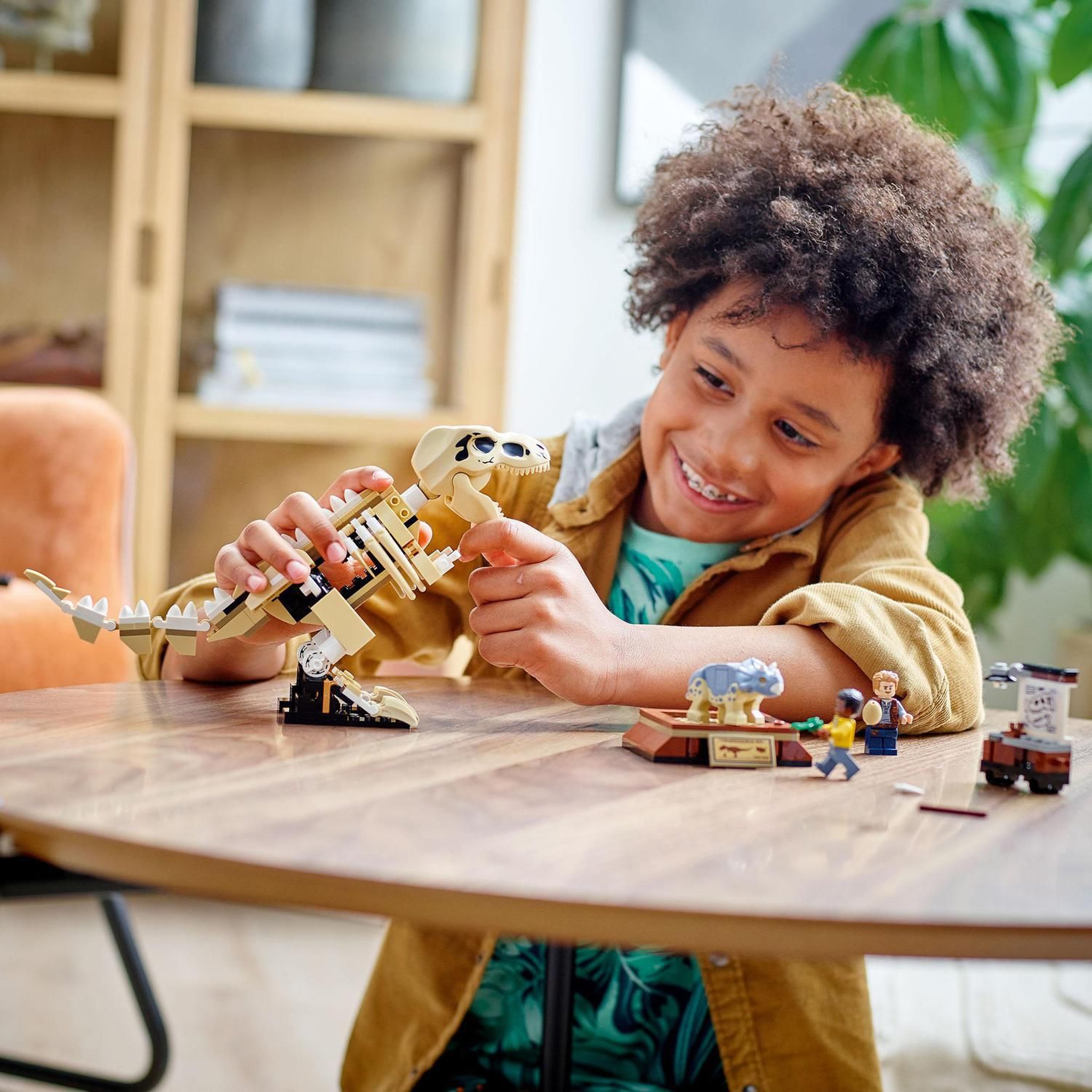 Voir la diapositive 7 : LEGO Jurassic World 76940 L&rsquo;Exposition du Fossile du T. Rex