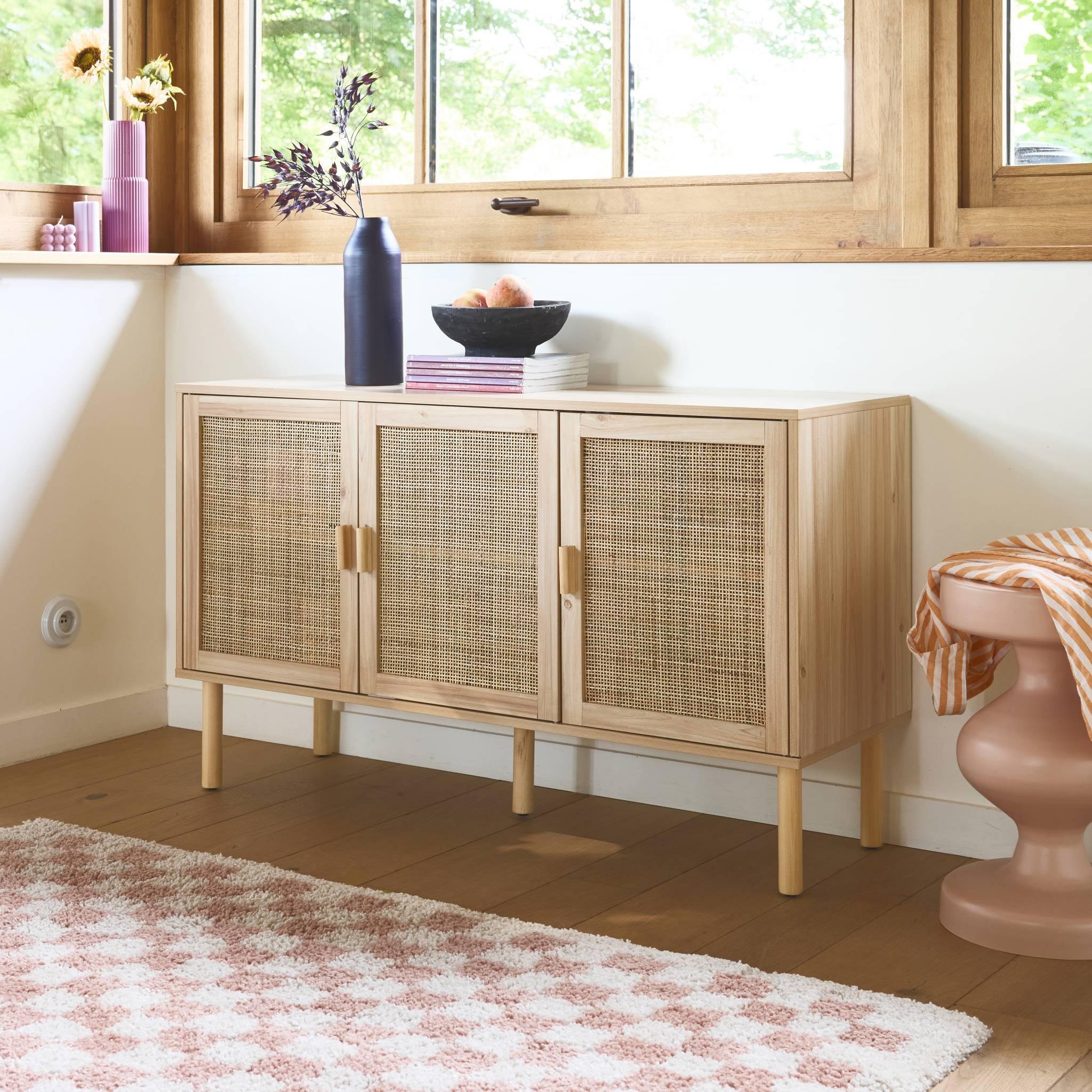 Voir la diapositive 3 : SWEEEK Buffet 3 portes et 3 étagères cannage et effet bois. Piètement et poignées en bois de sapin. buffet bas. L 120 x P 39 x H 70cm CAMARGUE