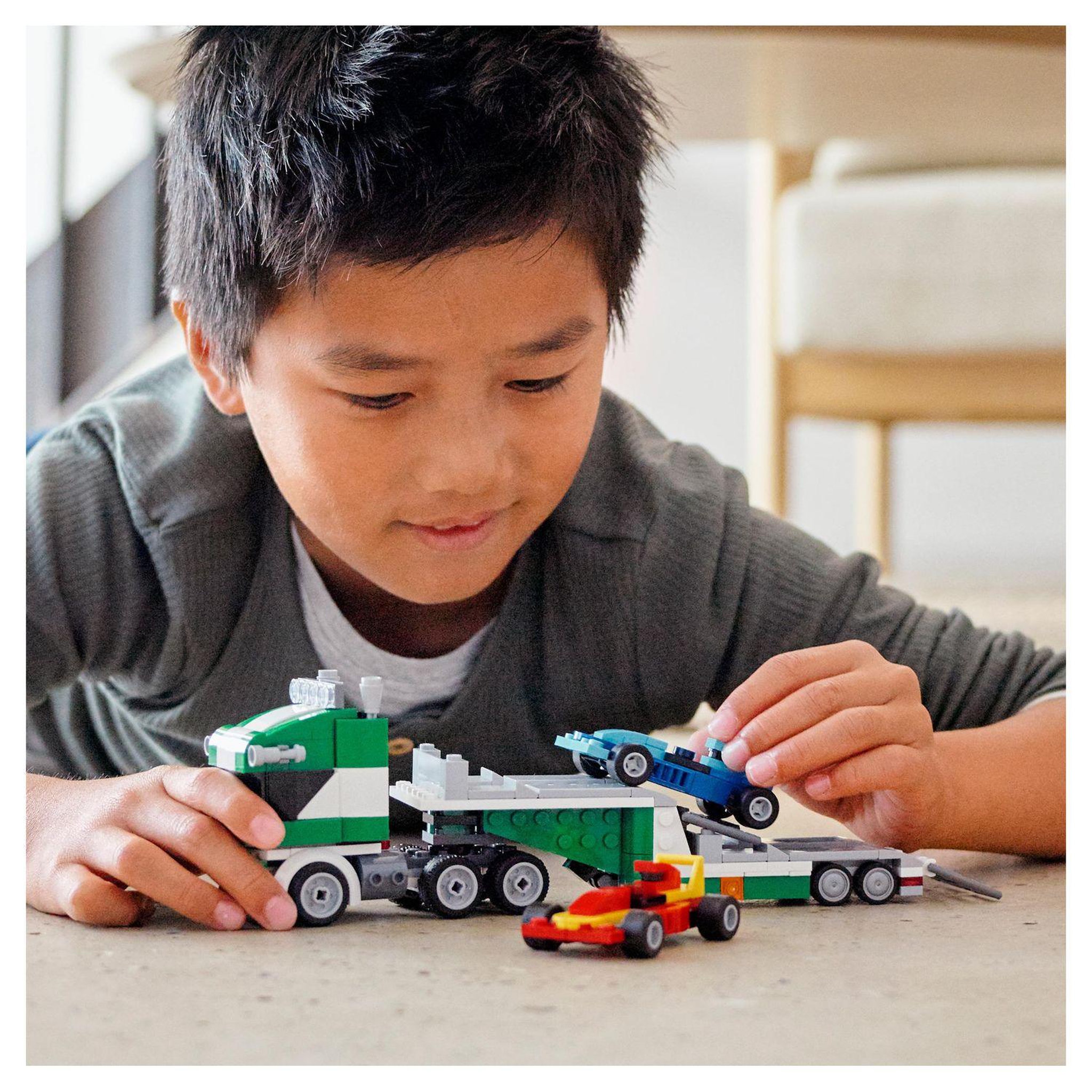 Voir la diapositive 8 : LEGO Creator 31113 - Le transporteur de voitures de course