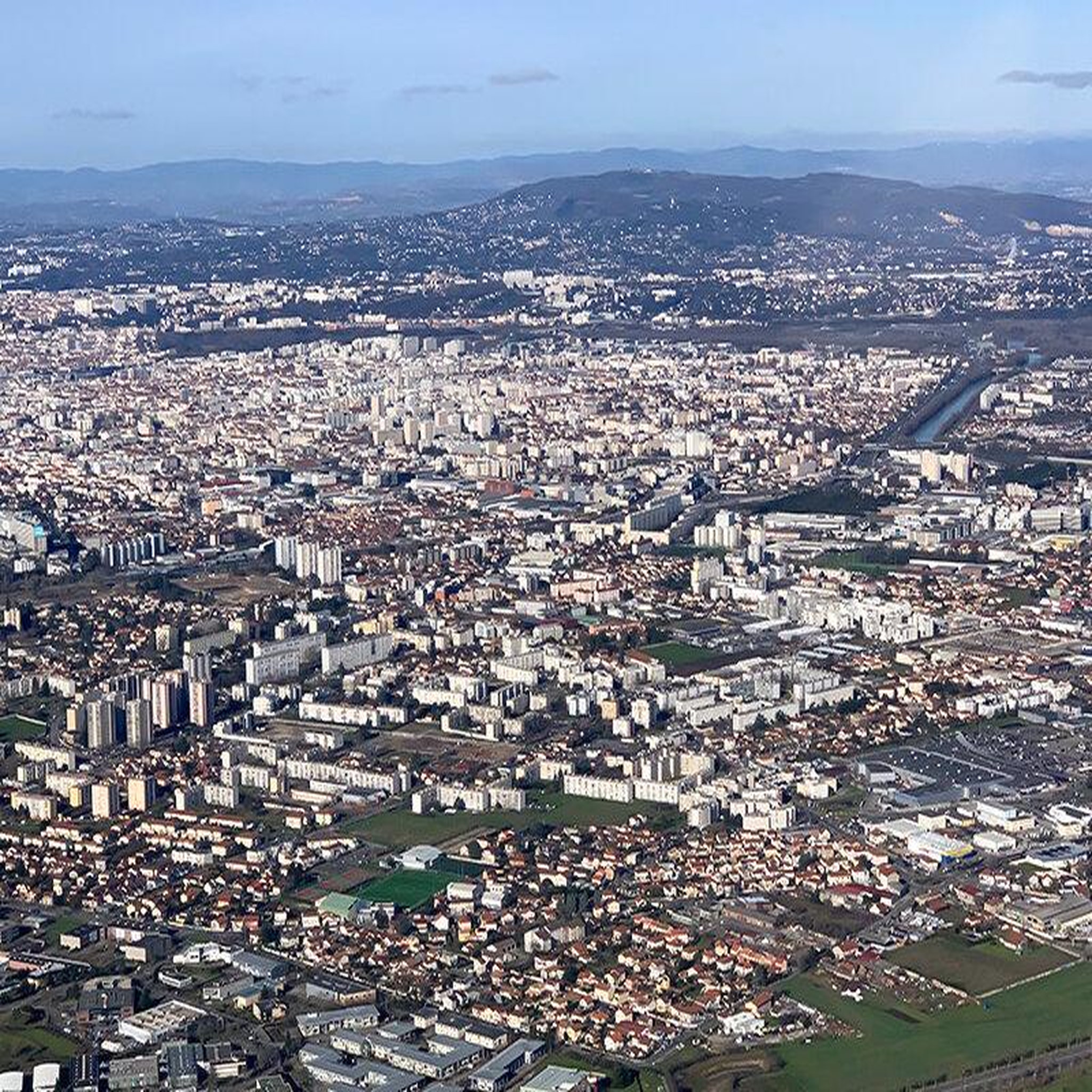 Voir la diapositive 3 : Smartbox Vol en hélicoptère de 20 min pour 2 personnes près de Lyon - Coffret Cadeau Sport & Aventure