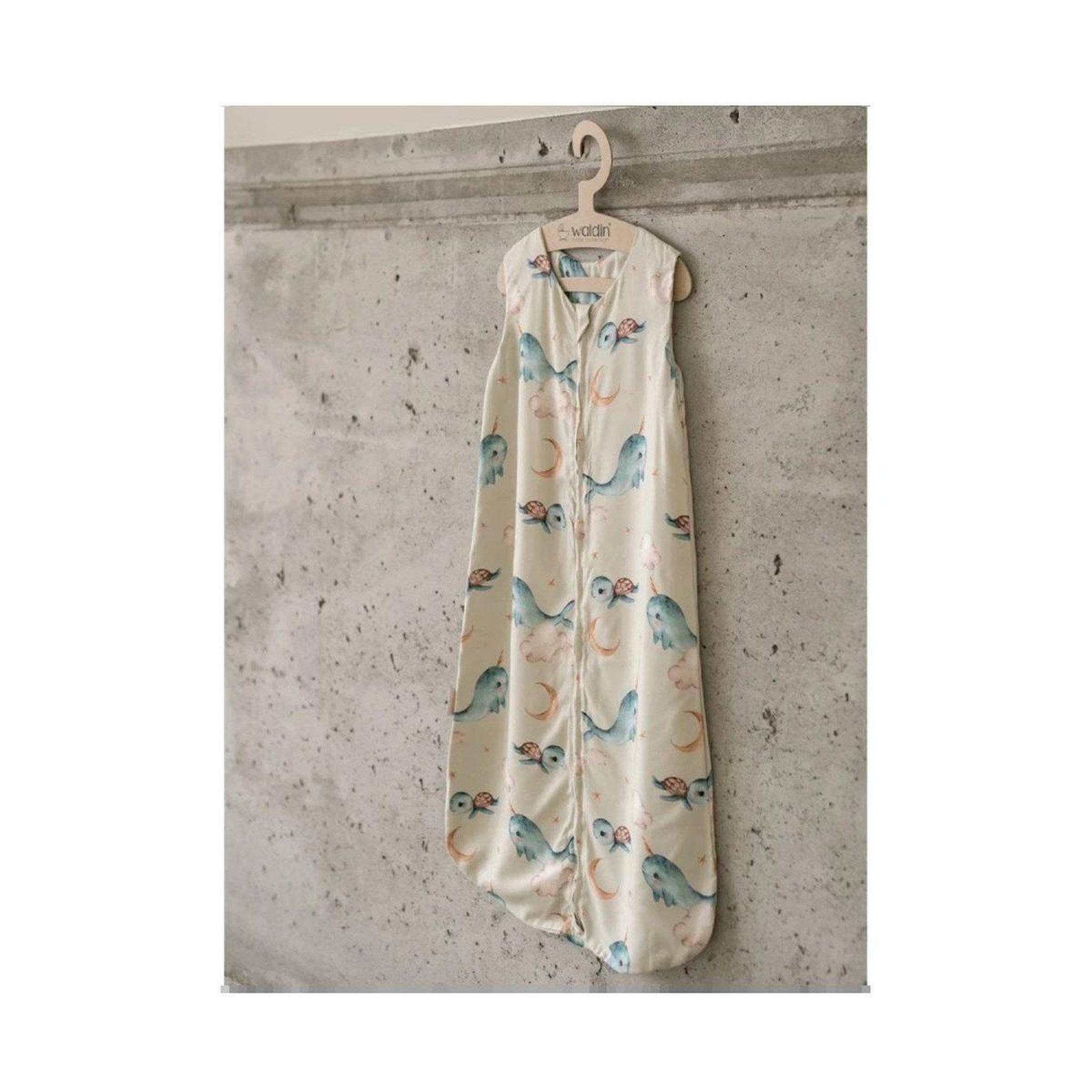 Voir la diapositive 5 : WALDIN Gigoteuse en bambou 40 × 64 cm 0,5 TOG - taille S - motif baleine, vert olive