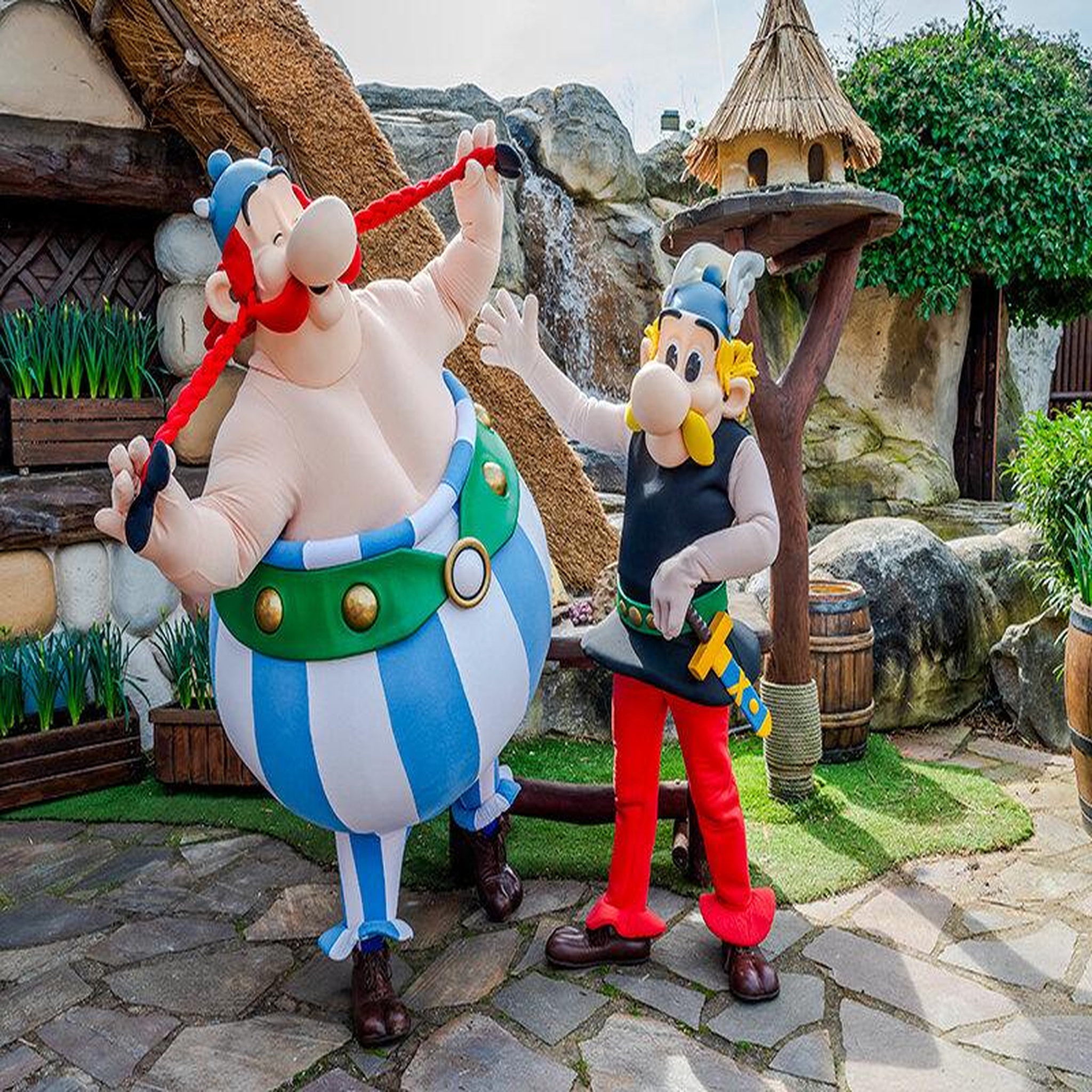 Voir la diapositive 5 : Smartbox Séjour parc astérix : billets d'entrée pour 2 adultes haute saison (2 jours) et nuit à l'hôtel les trois hiboux - coffret cadeau séjour