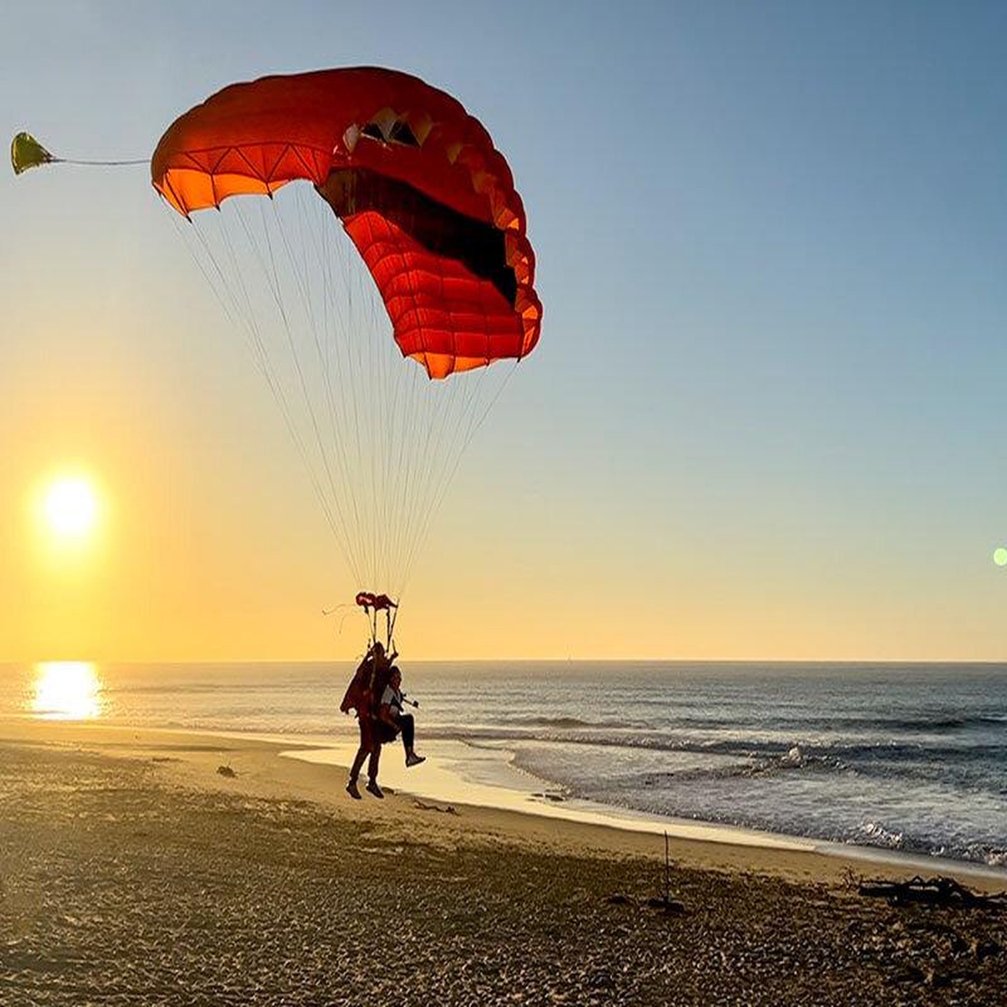 Voir la diapositive 4 : Smartbox Saut en parachute en tandem avec atterrissage sur la plage de soulac-sur-mer - coffret cadeau sport & aventure