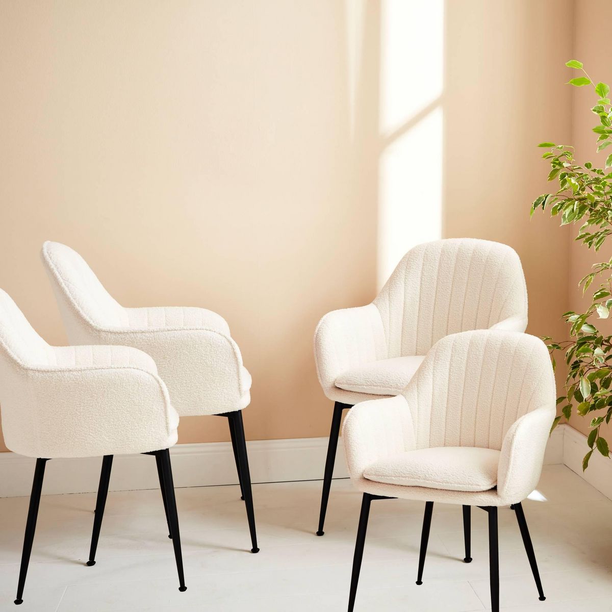 SWEEEK Lot de 4 fauteuils en bouclette et pieds en métal noir mat. Shella L 57 x P 59 x H 84.5