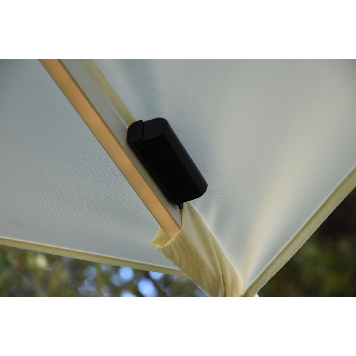 Parasol déporté 3x3m aluminium à bandeau LED ecru CAPEO