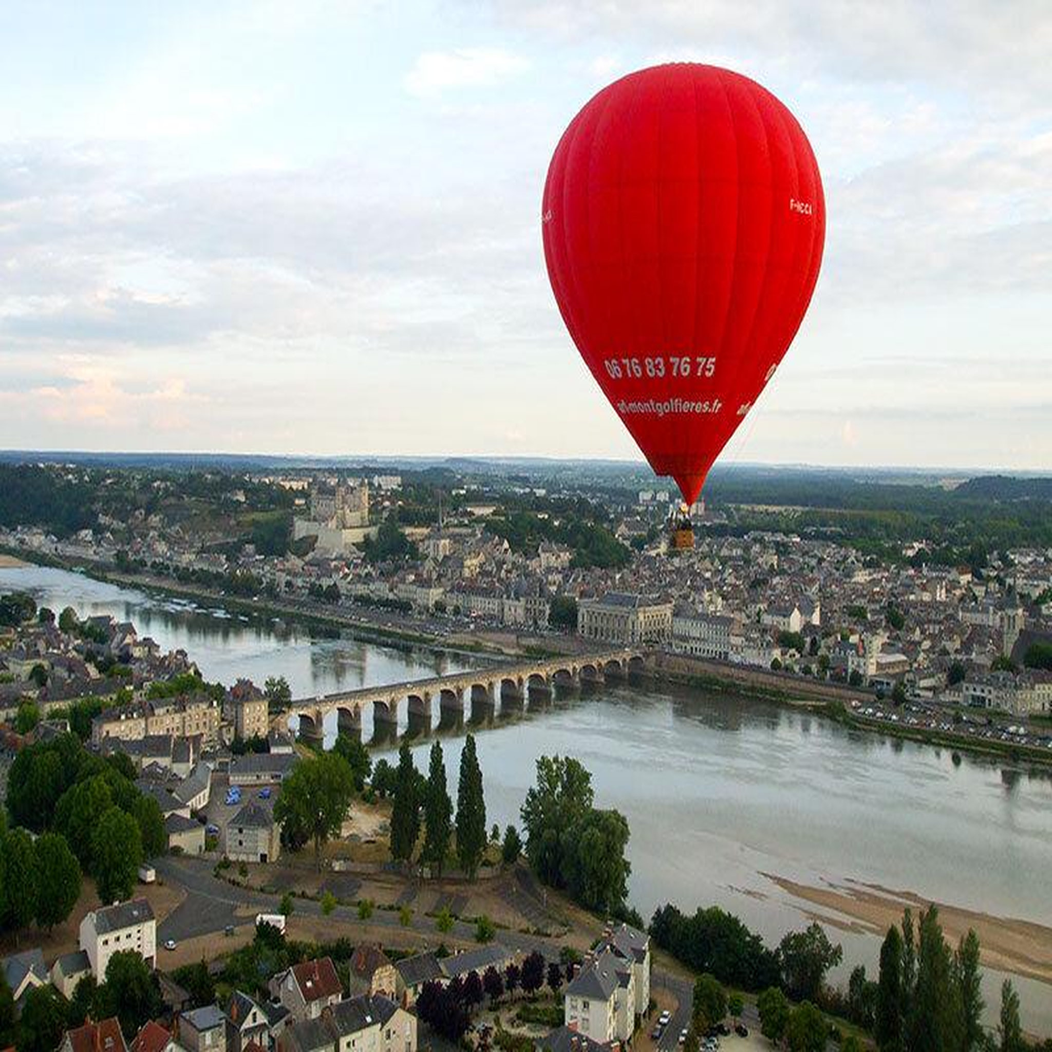 Voir la diapositive 2 : Smartbox Vol en montgolfière pour 2 personnes au-dessus de saumur en semaine - coffret cadeau sport & aventure