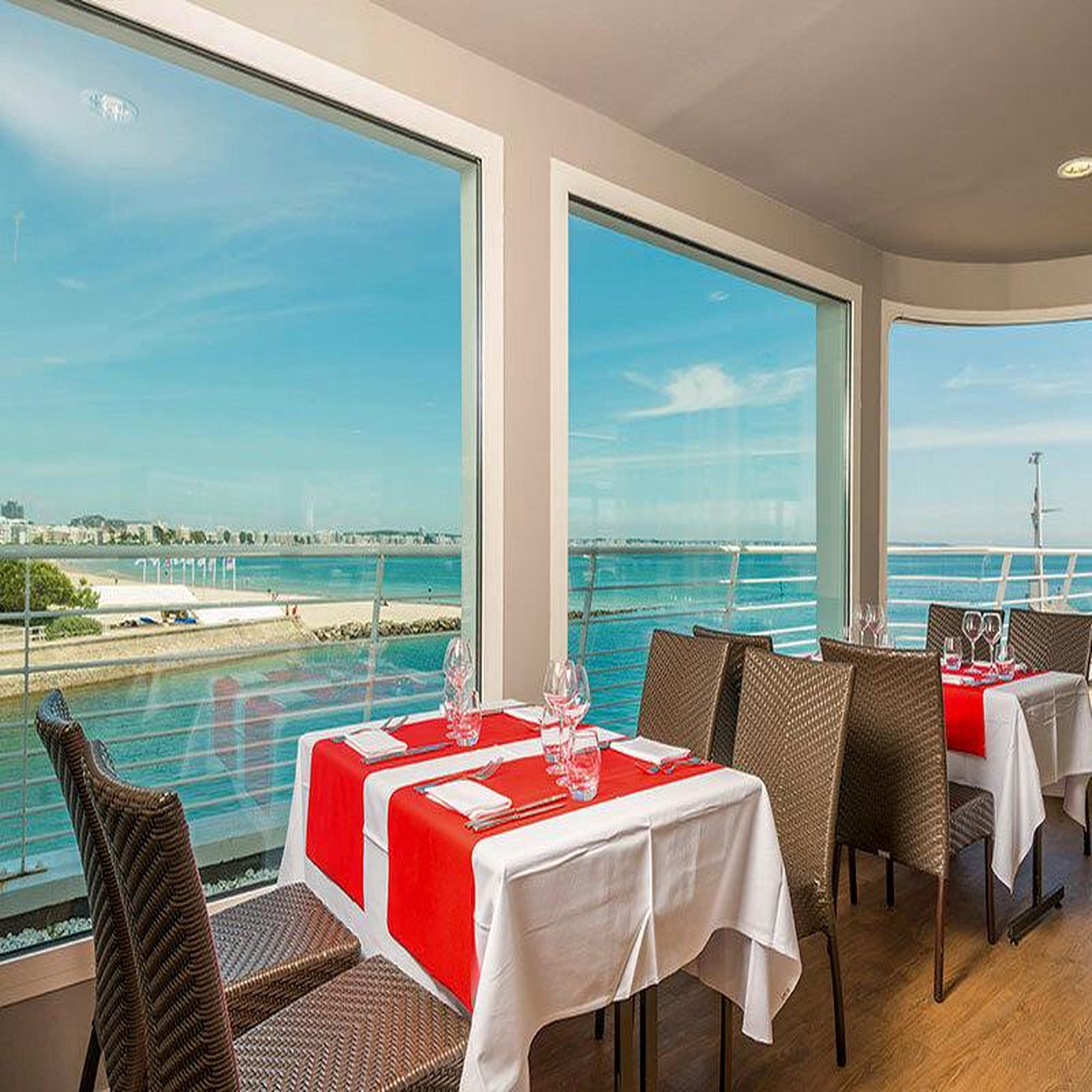 Voir la diapositive 2 : Smartbox Repas gastronomique 4 plats avec champagne en bord de mer près de la baule - coffret cadeau gastronomie