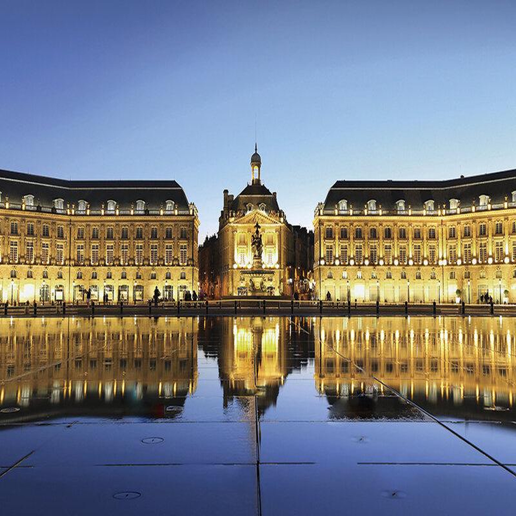 Voir la diapositive 3 : Smartbox Séjour à Bordeaux avec croisière sur la Garonne - Coffret Cadeau Multi-thèmes