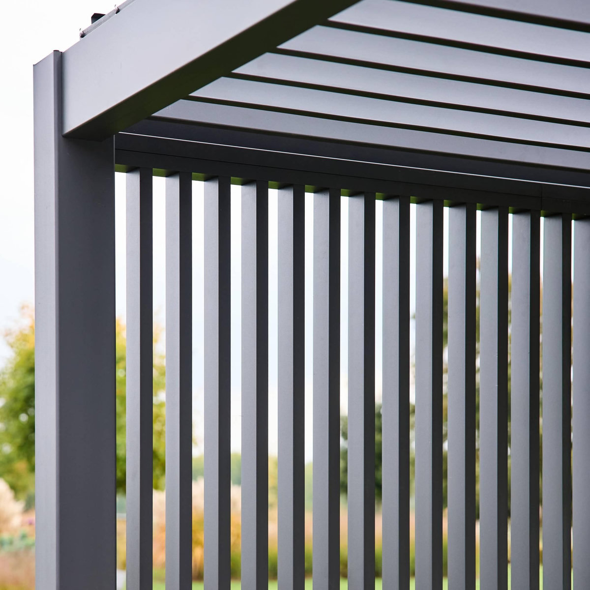 SWEEEK Pergola bioclimatique. aluminium. 3x4m. lames orientables + 3 persiennes verticales 100cm anthracite