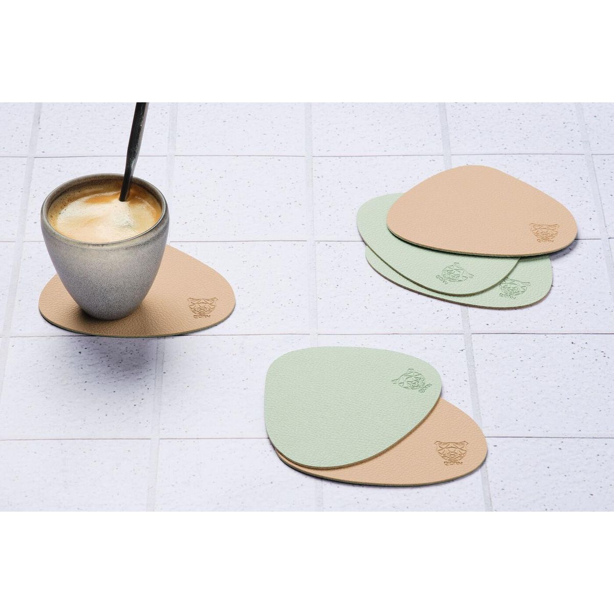 BJORN Sous-verre curve réversible - 6 pièces - Cuir recyclé rose pâle et vert pâle