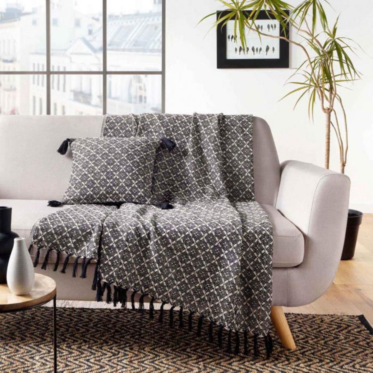 Paris Prix Coussin Déco à Pompons  Janna  40x40cm Noir