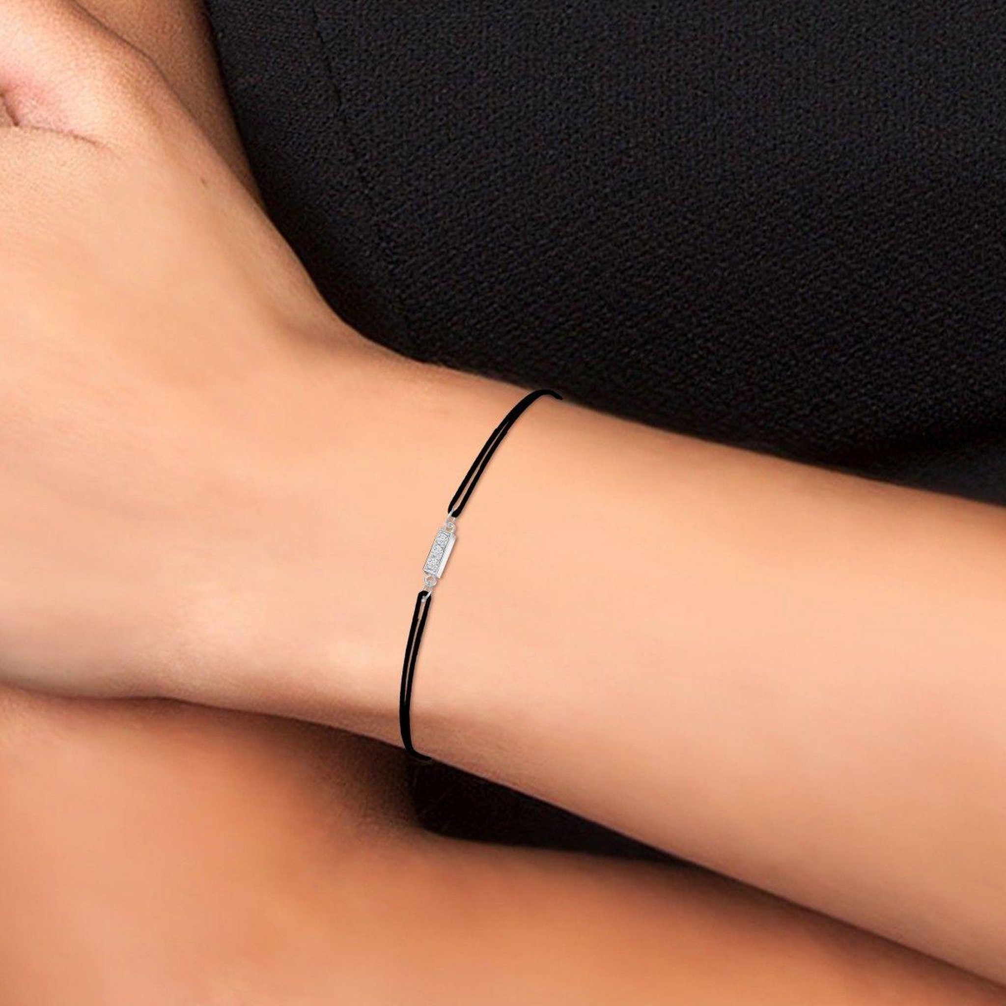 Voir la diapositive 2 : SC CRYSTAL Bracelet lettre I élastique noir SC Crystal orné de Cristaux scintillants
