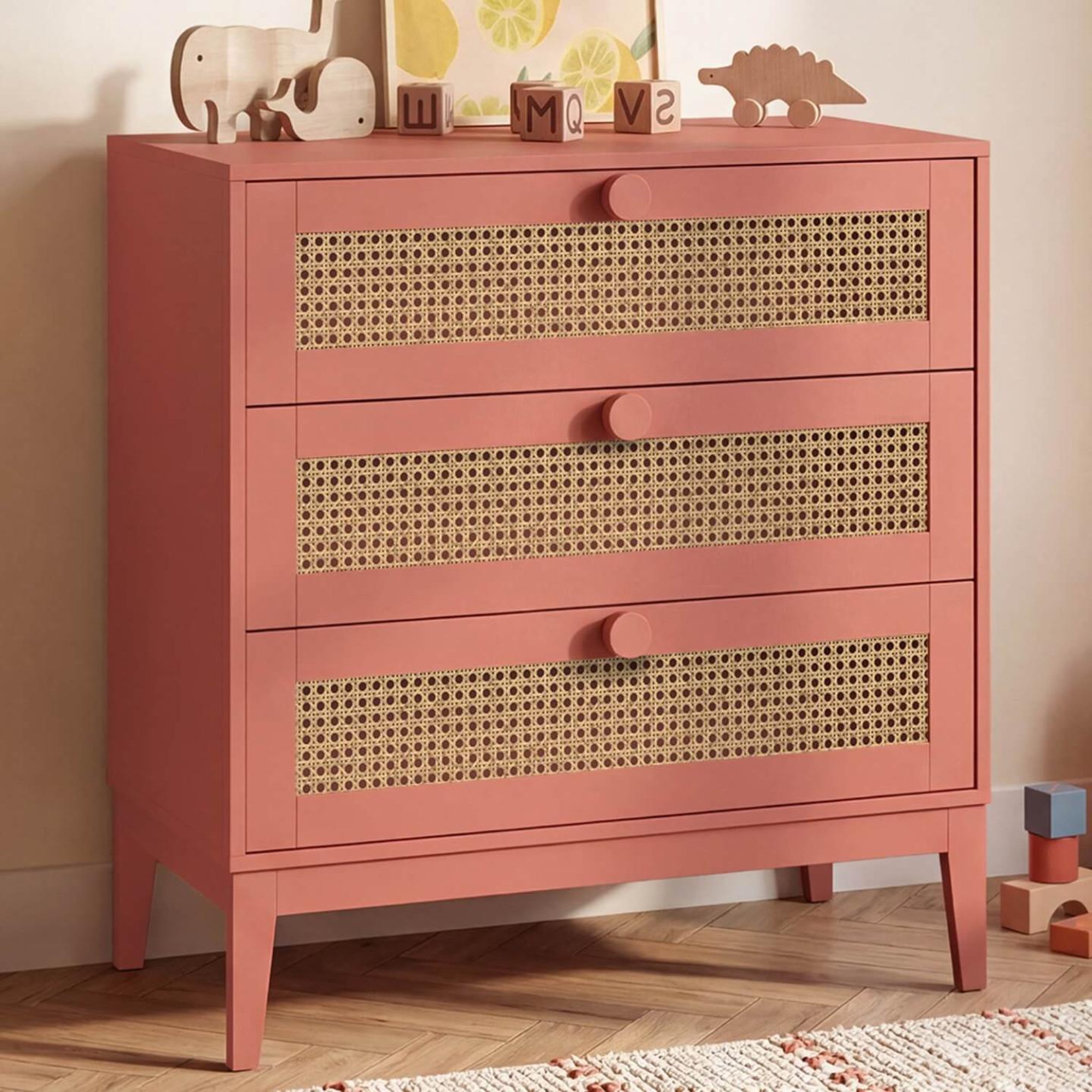 Voir la diapositive 2 : ID MARKET Commode 3 tiroirs adelie 80 cm enfant cannage et vieux rose