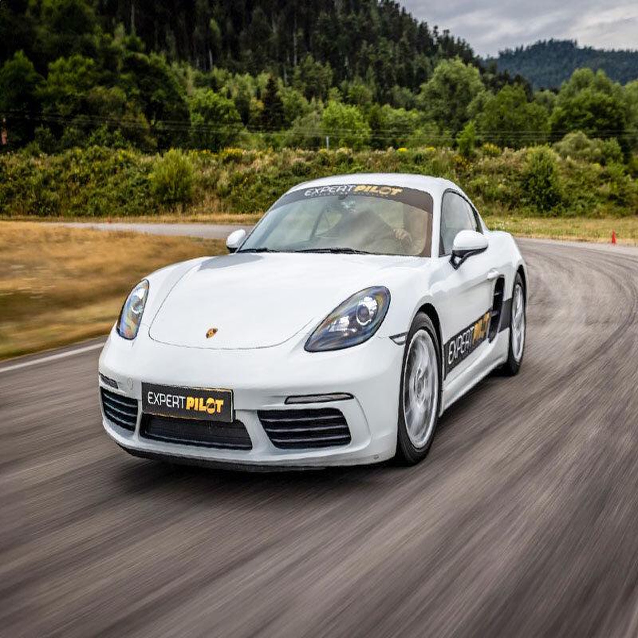 Voir la diapositive 4 : Smartbox Stage de pilotage : 4 tours sur le circuit de chambley en porsche cayman ou alpine a110 - coffret cadeau sport & aventure