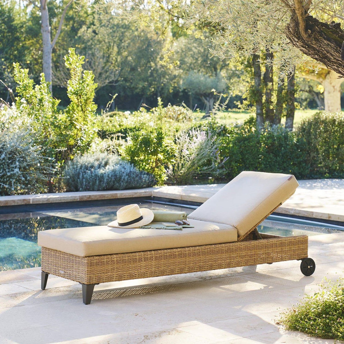HESPERIDE Lit de piscine en aluminium et résine tressée avec roues BOALI - Savana