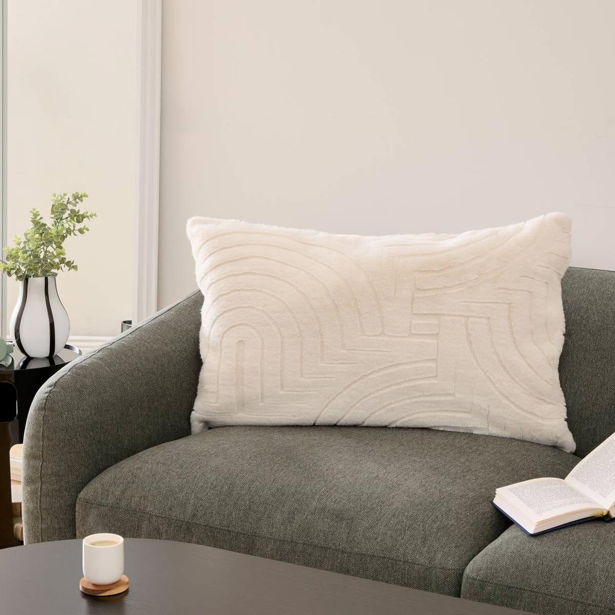 Voir la diapositive 5 : ATMOSPHERA Coussin imitation fourrure  arka  50x80cm ivoire