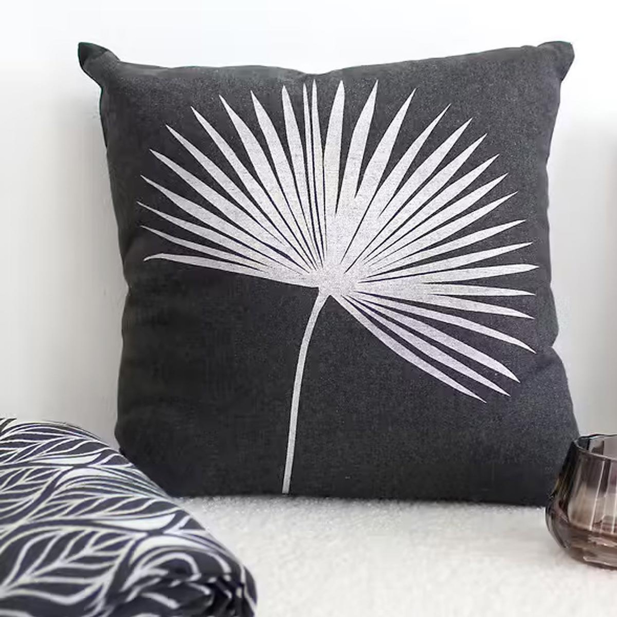Voir la diapositive 3 : ENJOY HOME Coussin déco imprimé  baya  40x40cm gris foncé