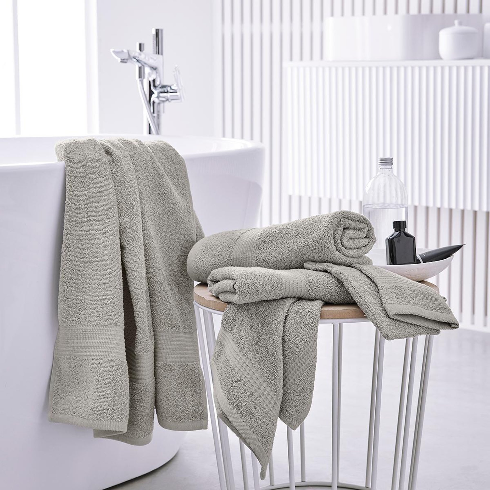 Voir la diapositive 3 : TODAY Serviette de toilette unie en coton 450 g/m²