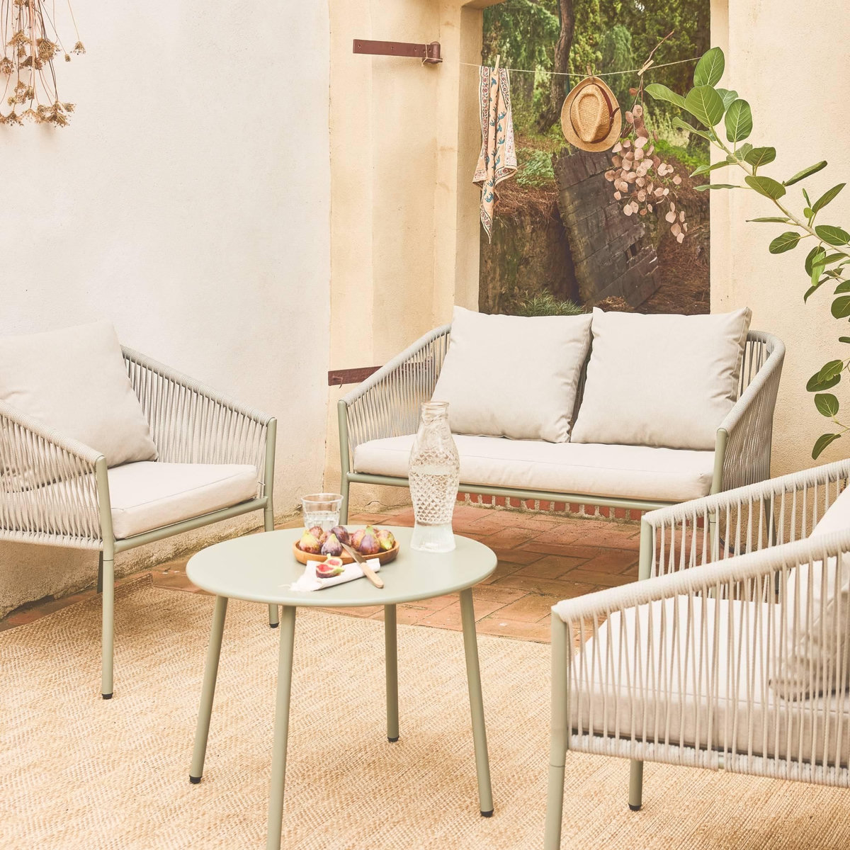 SWEEEK Salon de jardin beige MANTOVA en acier et cordes en résine. 4 places. un canapé. deux fauteuils. une table ronde