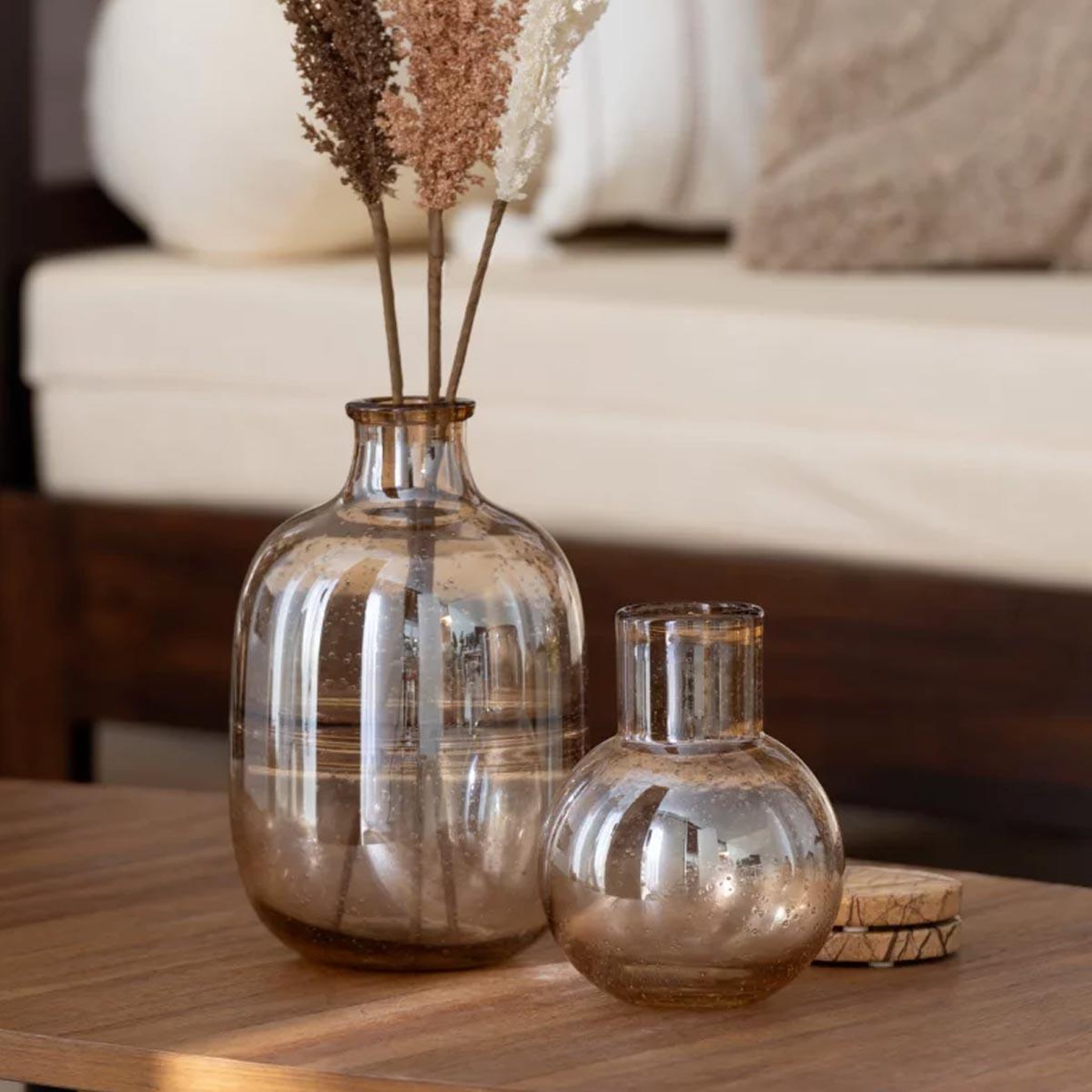 Voir la diapositive 2 : J-LINE Vase Rond Design  Nervures  29cm Ambre