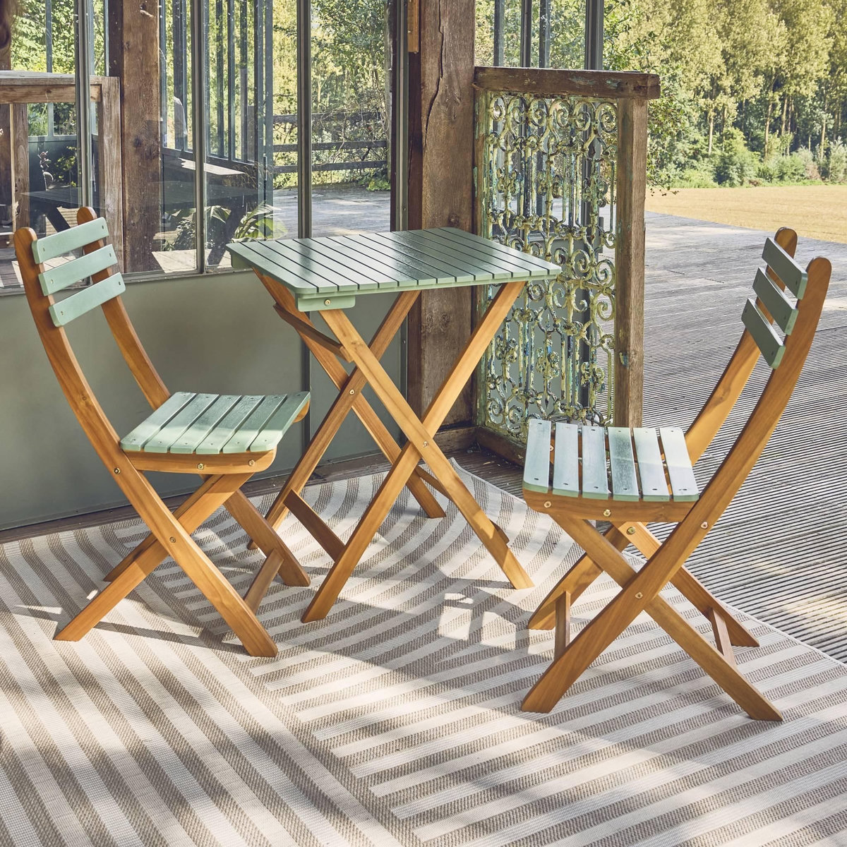 SWEEEK Table de jardin pliante bois d'acacia + 2 assises vert de gris HILORA . table carrée