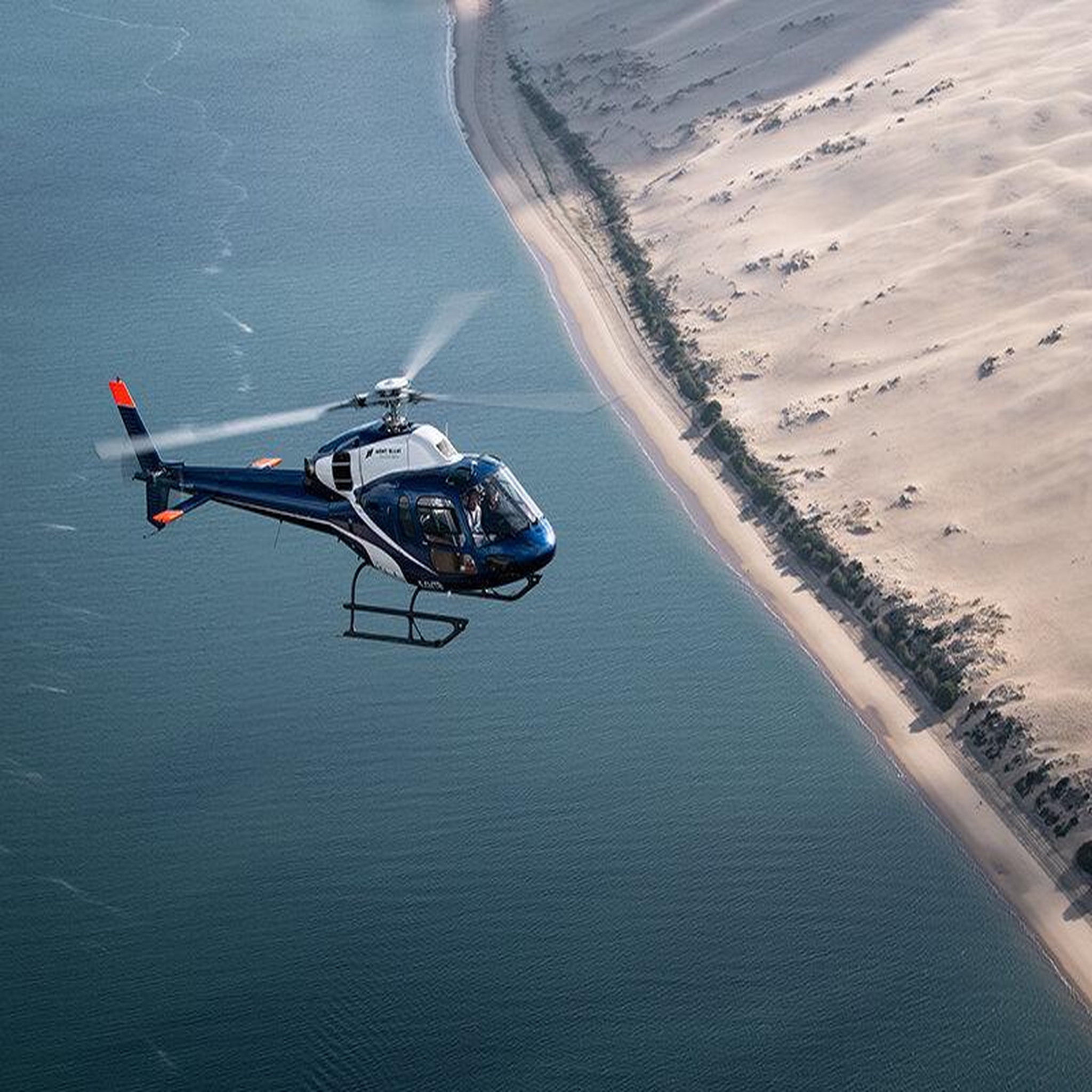 Voir la diapositive 3 : Smartbox Vol  en hélicoptère de 30 minutes pour 2 personnes autour du bassin d'Arcachon - Coffret Cadeau Sport & Aventure