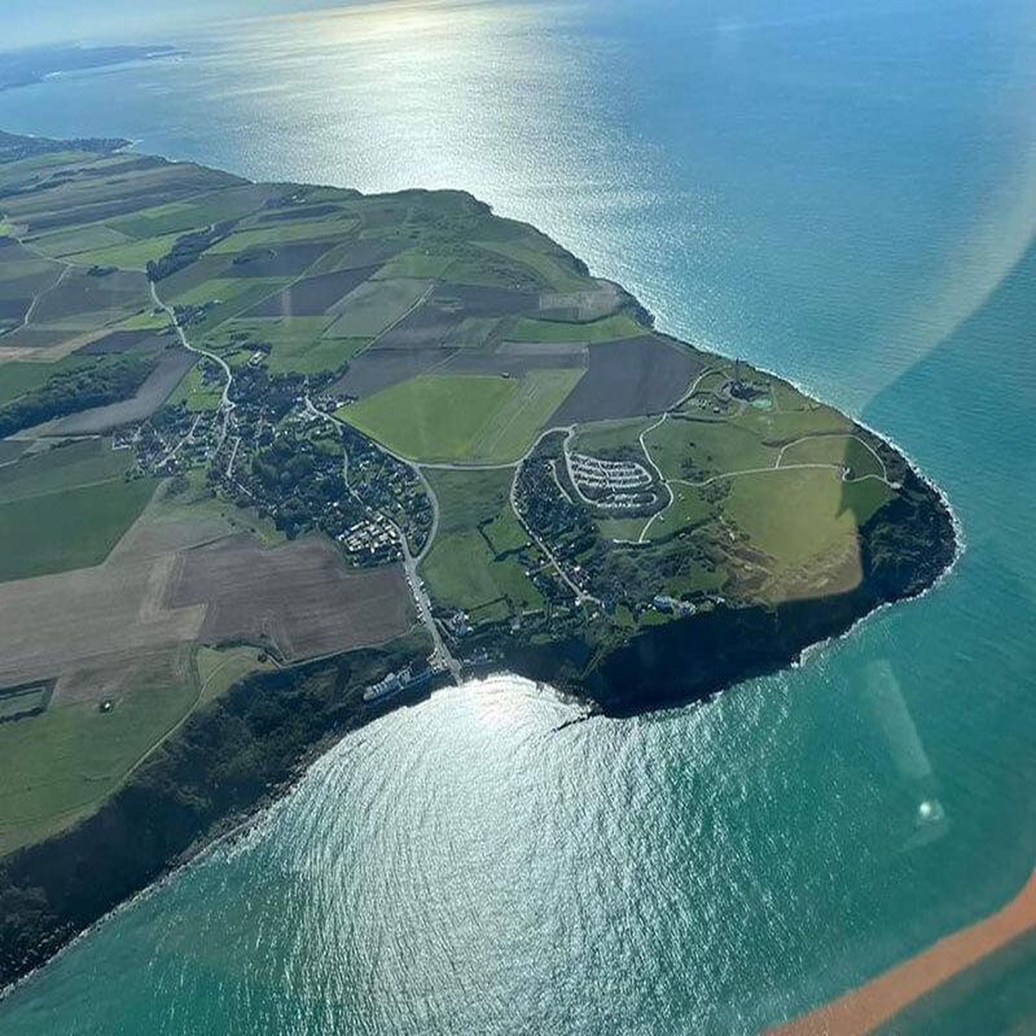 Voir la diapositive 2 : Smartbox Les falaises d'étretat vues du ciel : vol de 30 min en avion cessna 172 pour 1 à 3 personnes - coffret cadeau sport & aventure