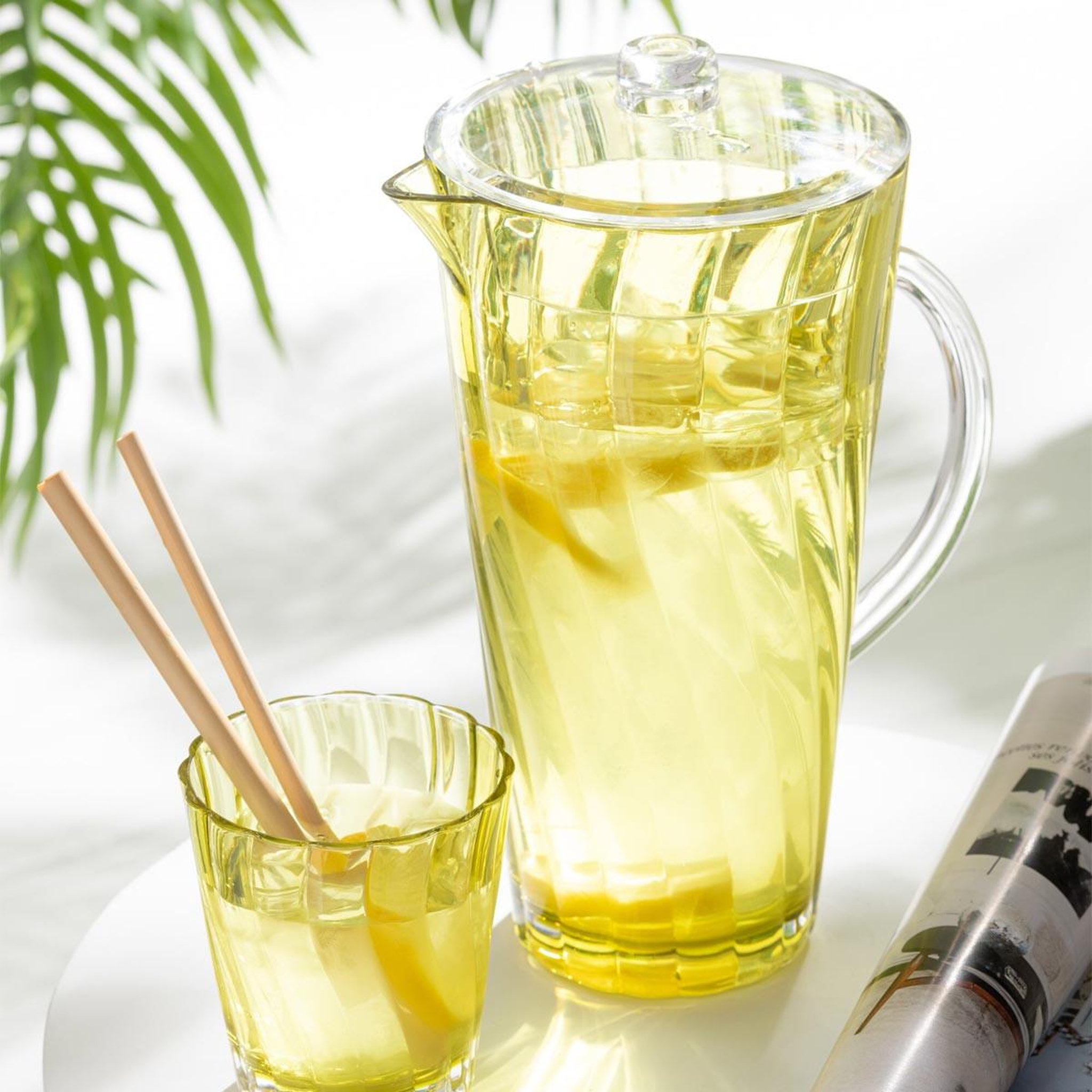 Voir la diapositive 3 : J-LINE Carafe réutilisable  vague  2,32l jaune