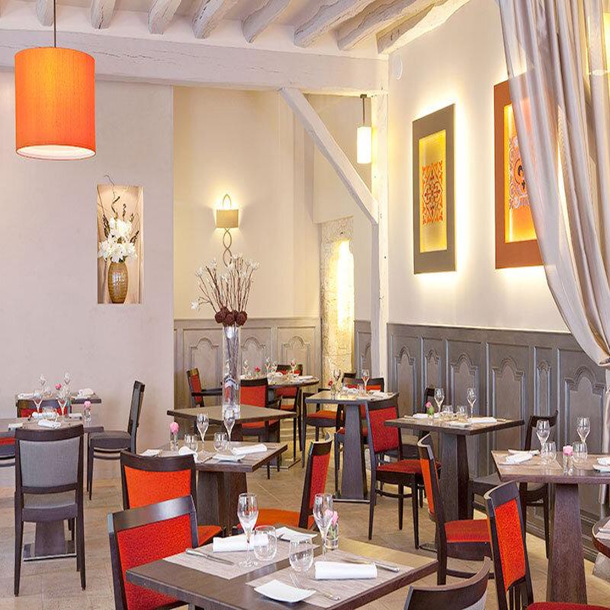 Voir la diapositive 2 : Smartbox 2 jours avec dîner et spa pour 2 à l'hôtel aux vieux remparts - coffret cadeau séjour