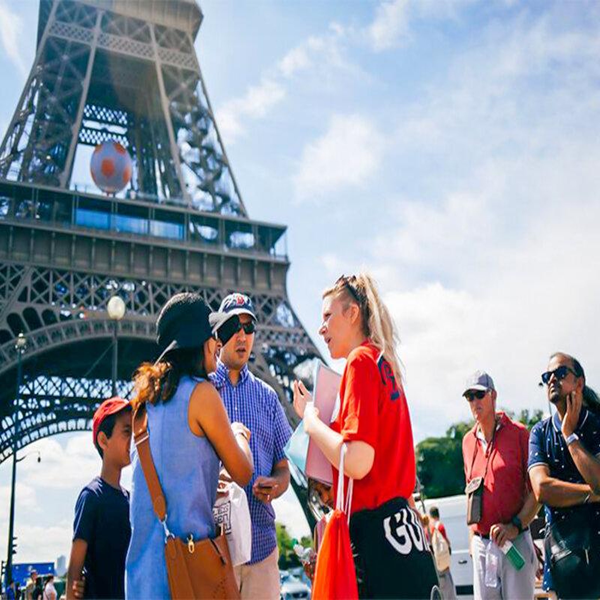 Voir la diapositive 3 : Smartbox Paris en famille : croisière et visites dans la capitale - Coffret Cadeau Sport & Aventure