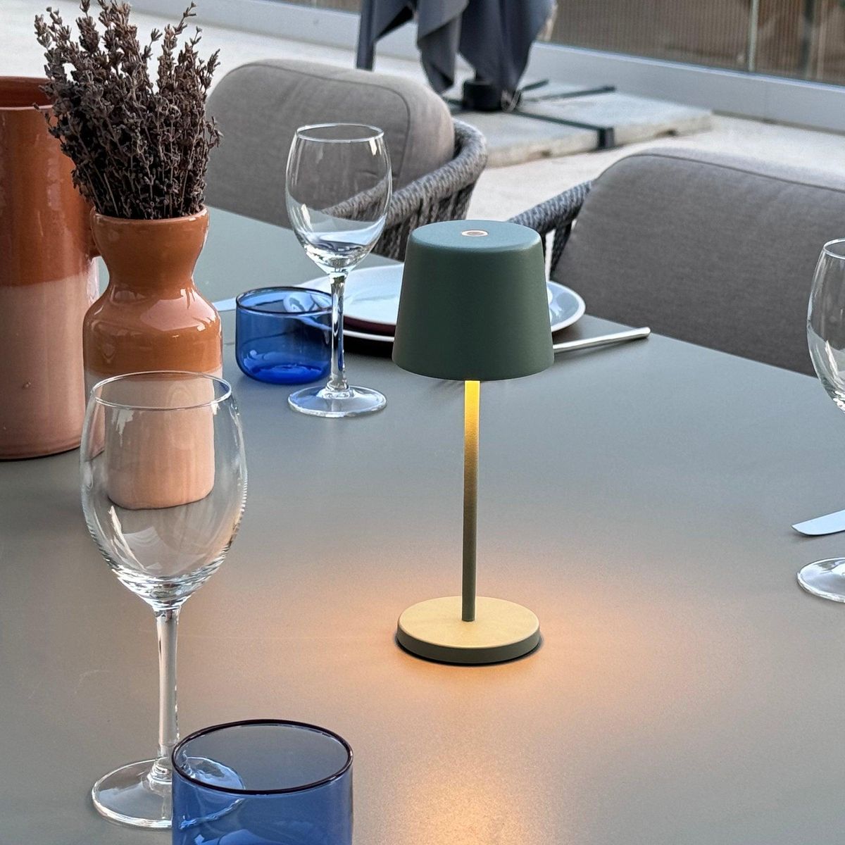 Lumisky Mini lampe de table KELLY MINI Vert olive Aluminium H22cm