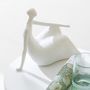 Voir la diapositive 3 : Paris Prix Lot de 2 Statuettes Femmes Assises  Moderne  25cm Blanc