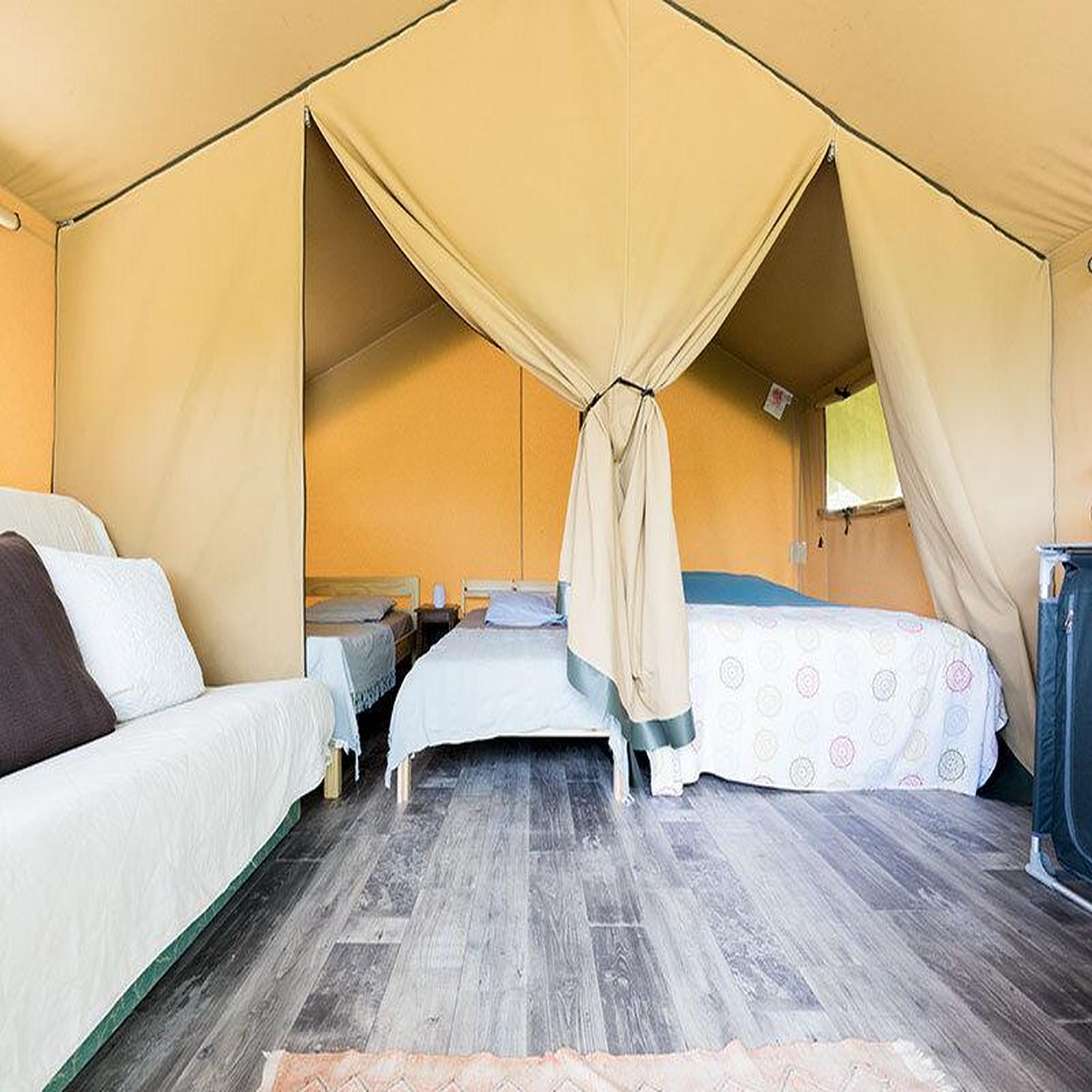 Voir la diapositive 2 : Smartbox Séjour en famille de 3 jours en tente lodge avec séance de sauna à Chastreix - Coffret Cadeau Séjour