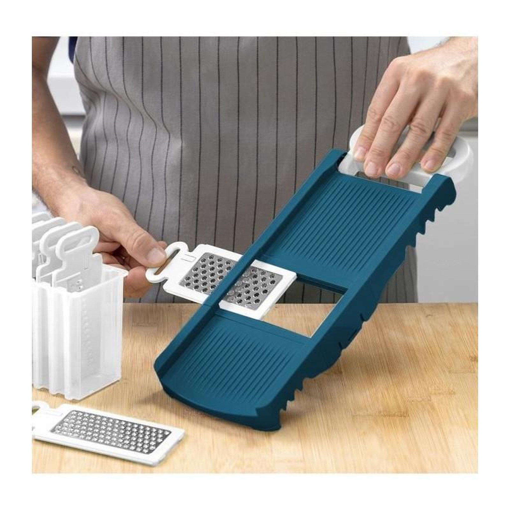 Voir la diapositive 2 : Arthur Martin Mandoline pliable - ARTHUR MARTIN - AMM530 - 6 en 1 - 3 Lames de râpes et 3 lames de coupes légumes - Acier inoxydable