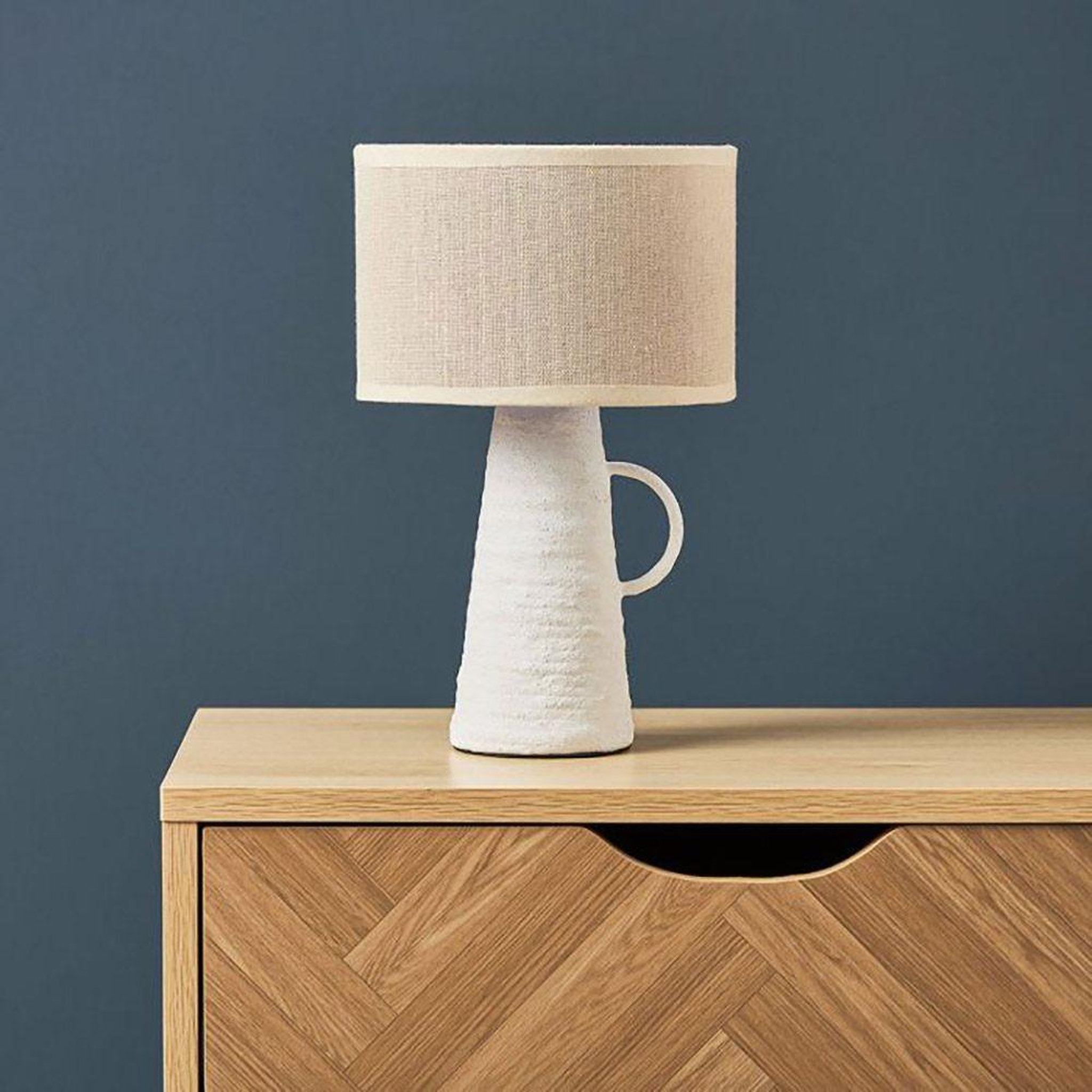 Voir la diapositive 3 : OSTARIA Lampe amphore métal Abisko blanche beige
