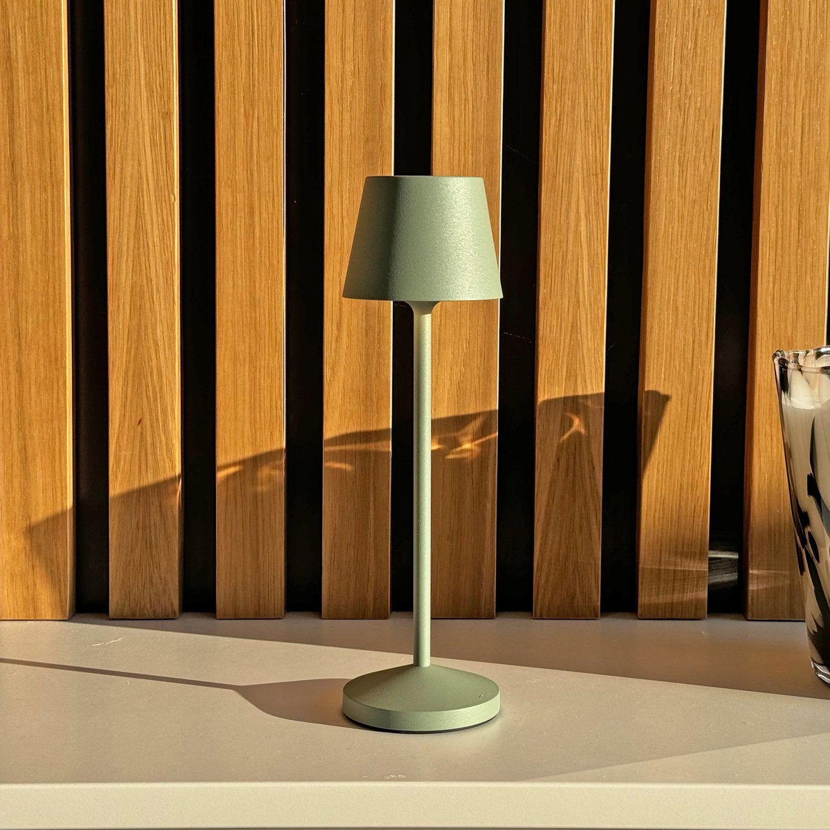 Lumisky Lampe de table sans fil EMILY Vert olive Aluminium H25cm