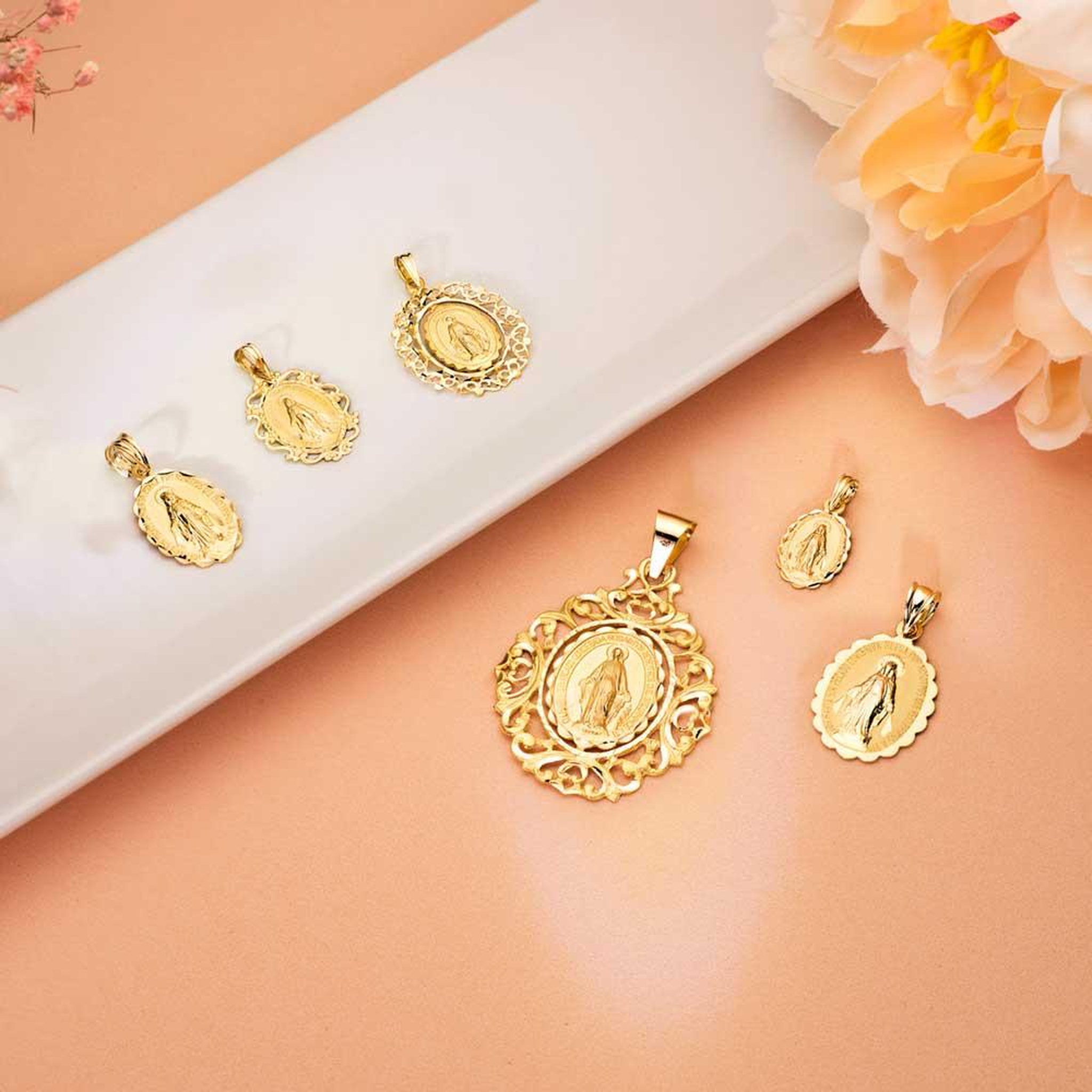 Voir la diapositive 2 : L'ATELIER D'AZUR Pendentif - Médaille Vierge Miraculeuse Or Jaune - Chaîne Offerte
