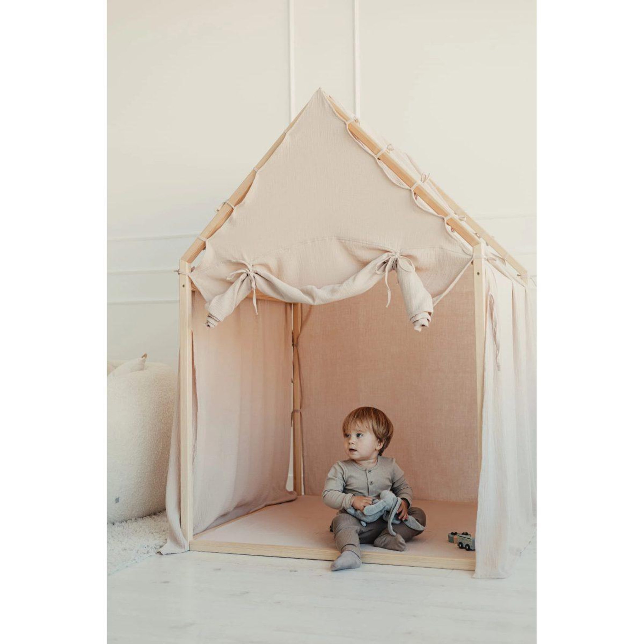 Voir la diapositive 2 : MONIO FOR KIDS Cabane de jeu en bois et mousseline 106 x 106 x 150 cm, store enroulable — Beige