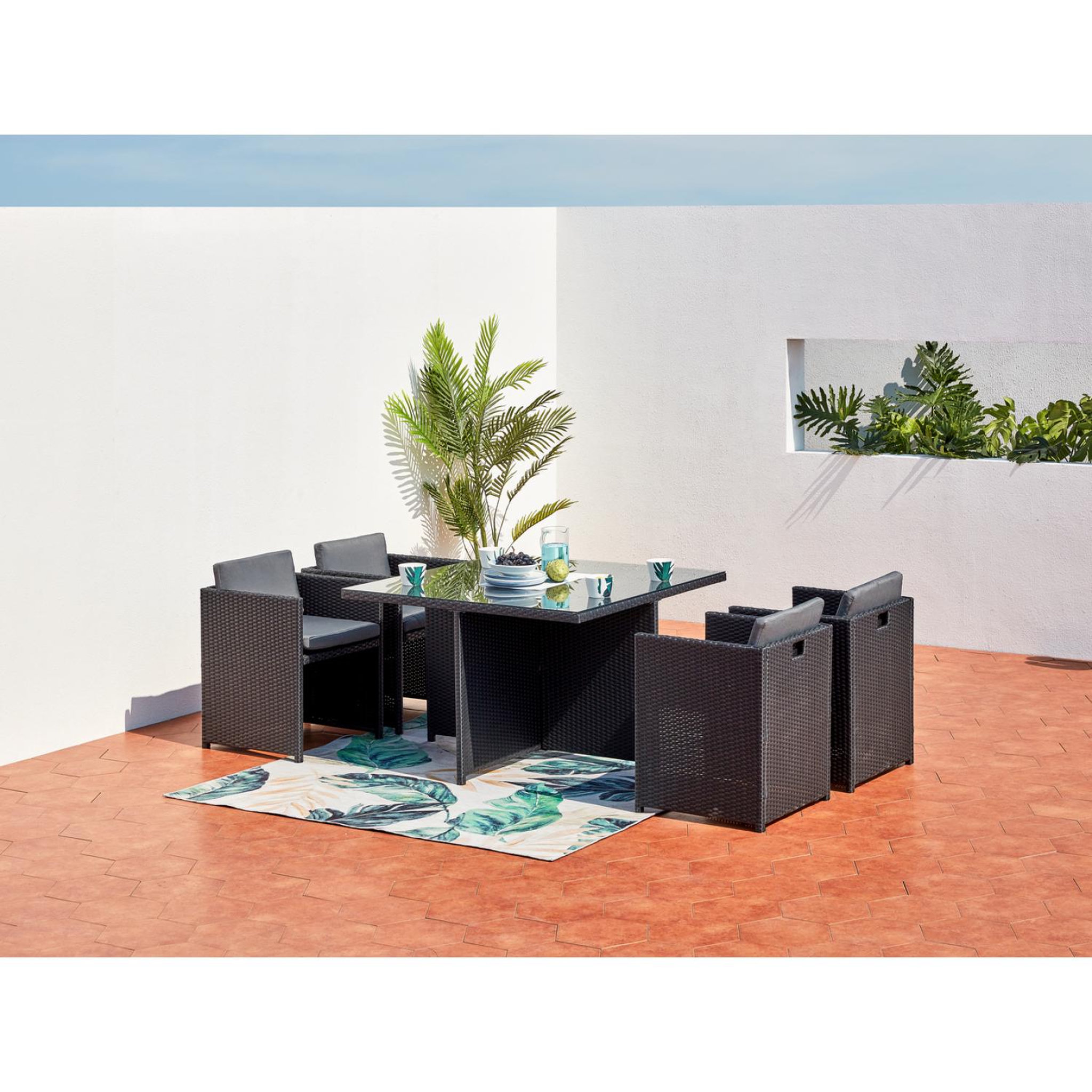 Voir la diapositive 6 : CONCEPT USINE Table et chaises 4 places encastrables en résine noir-gris miami