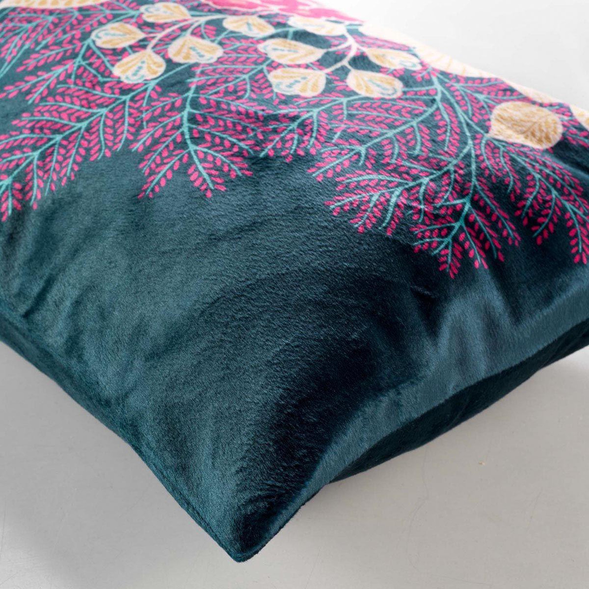 Voir la diapositive 2 : Douceur d'Intérieur Coussin déco velours  winteria  30x50cm bleu