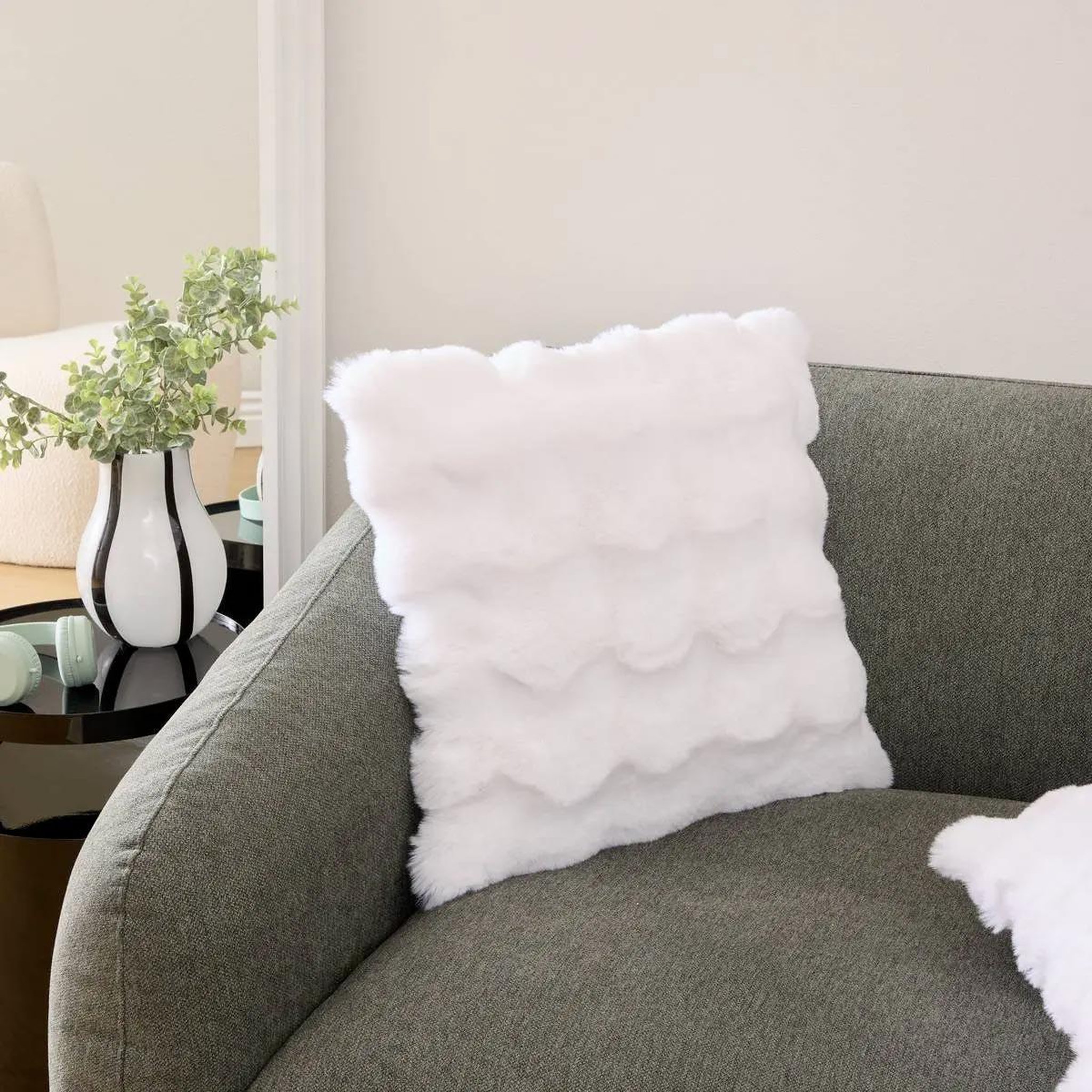 Voir la diapositive 4 : ATMOSPHERA Coussin imitation fourrure 3d  zephy  45x45cm blanc