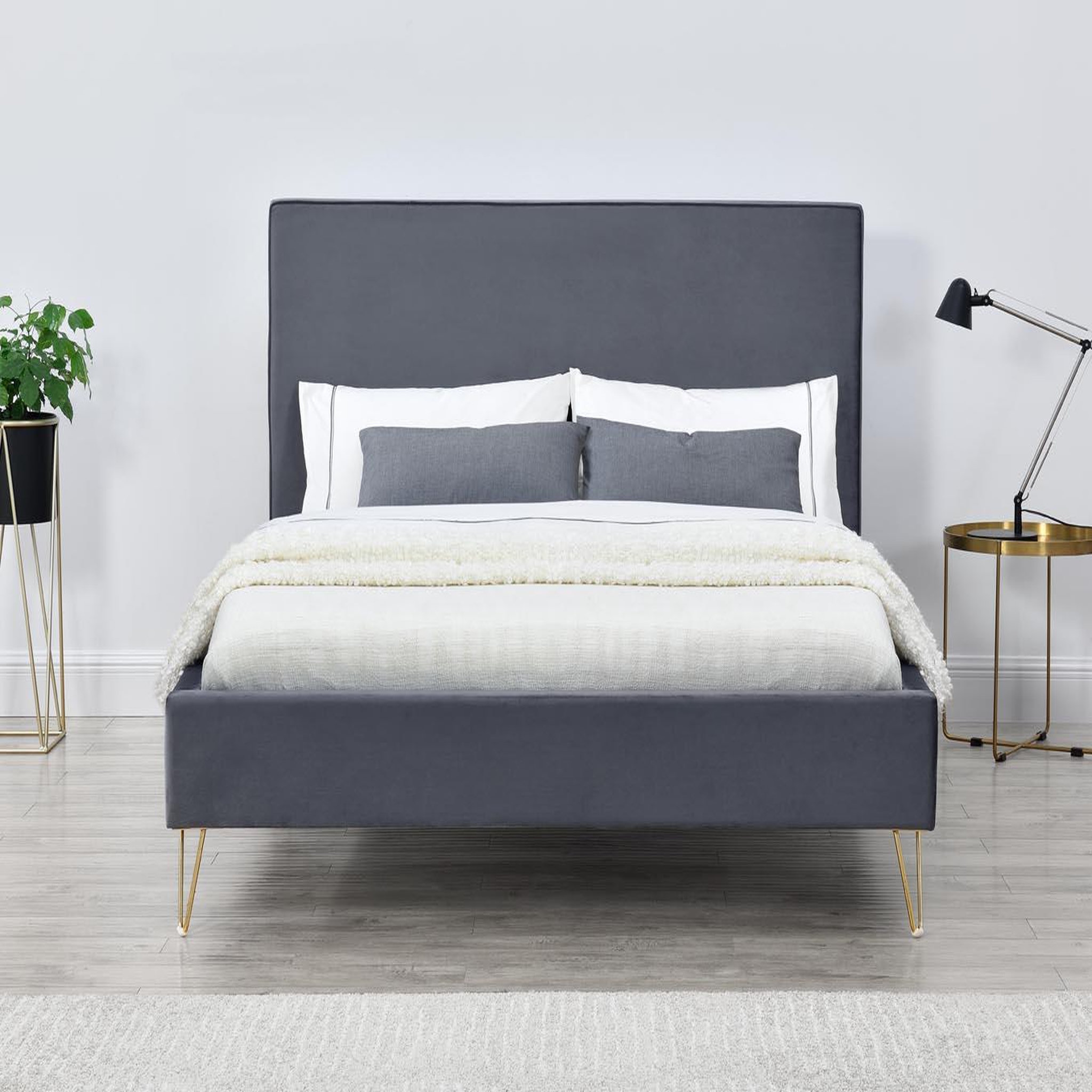Voir la diapositive 4 : CONCEPT USINE Lit 140 x 190 cm en velours et laiton gris riverside