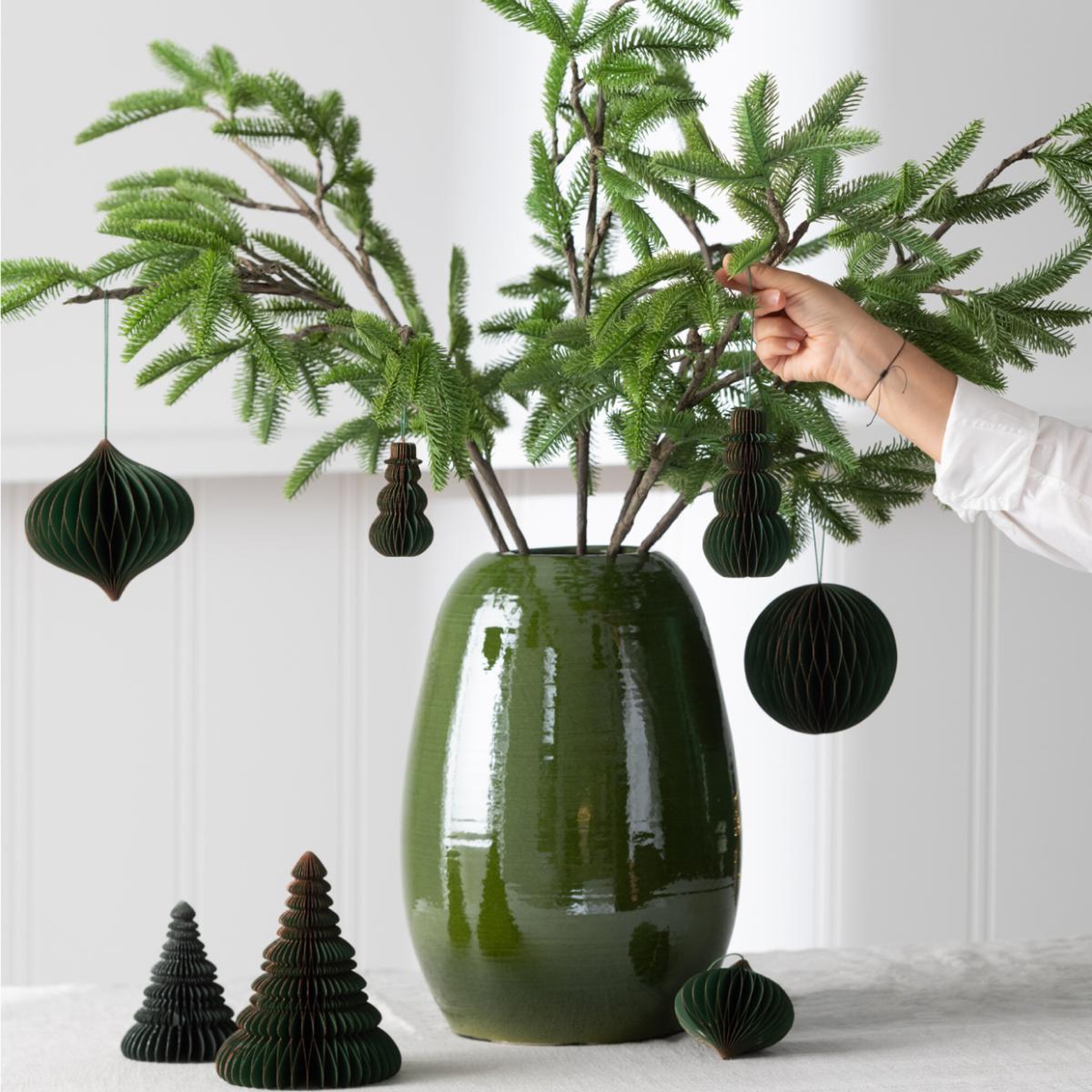 Voir la diapositive 2 : J-LINE Vase design en porcelaine  lola  40cm vert