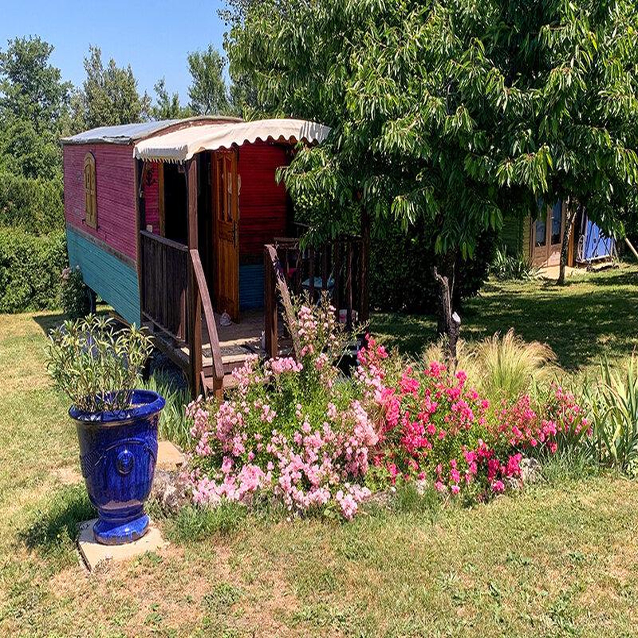 Voir la diapositive 3 : Smartbox Escapade insolite en roulotte ou en yourte près de Valence - Coffret Cadeau Séjour