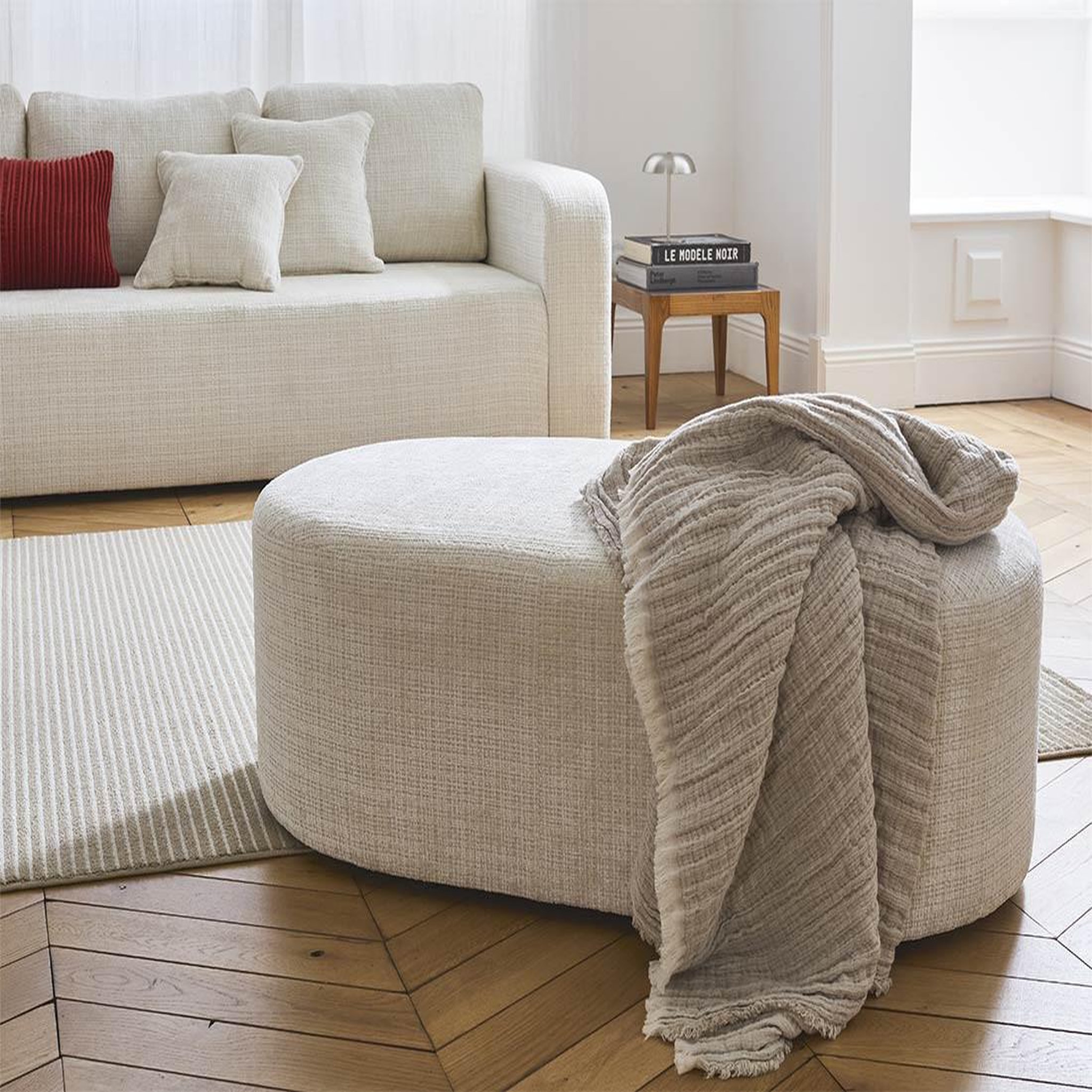 Voir la diapositive 1 : BEST MOBILIER Miro - pouf en velours texturé