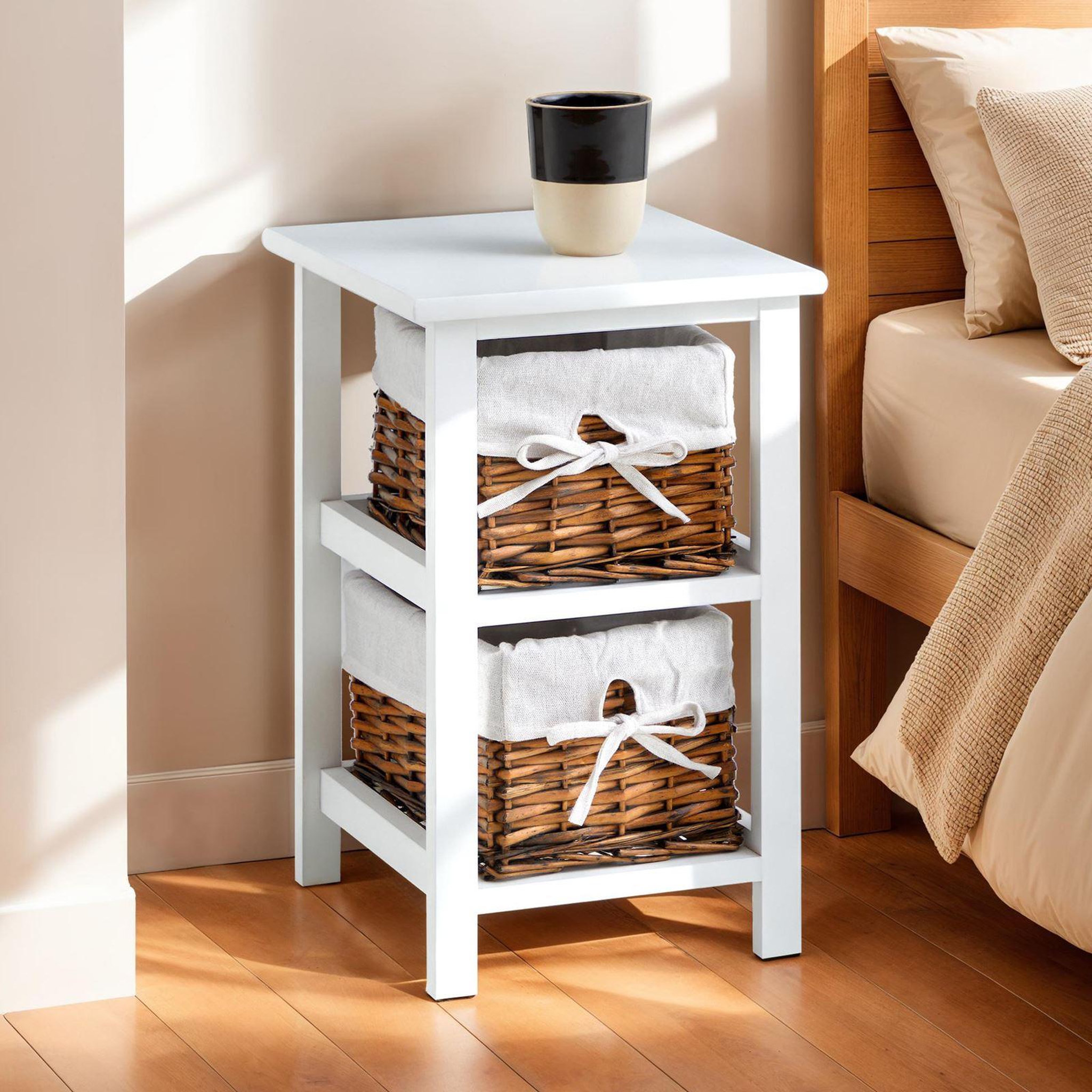 Voir la diapositive 2 : IDIMEX Table de chevet NOKOMIS avec 2 paniers en bois