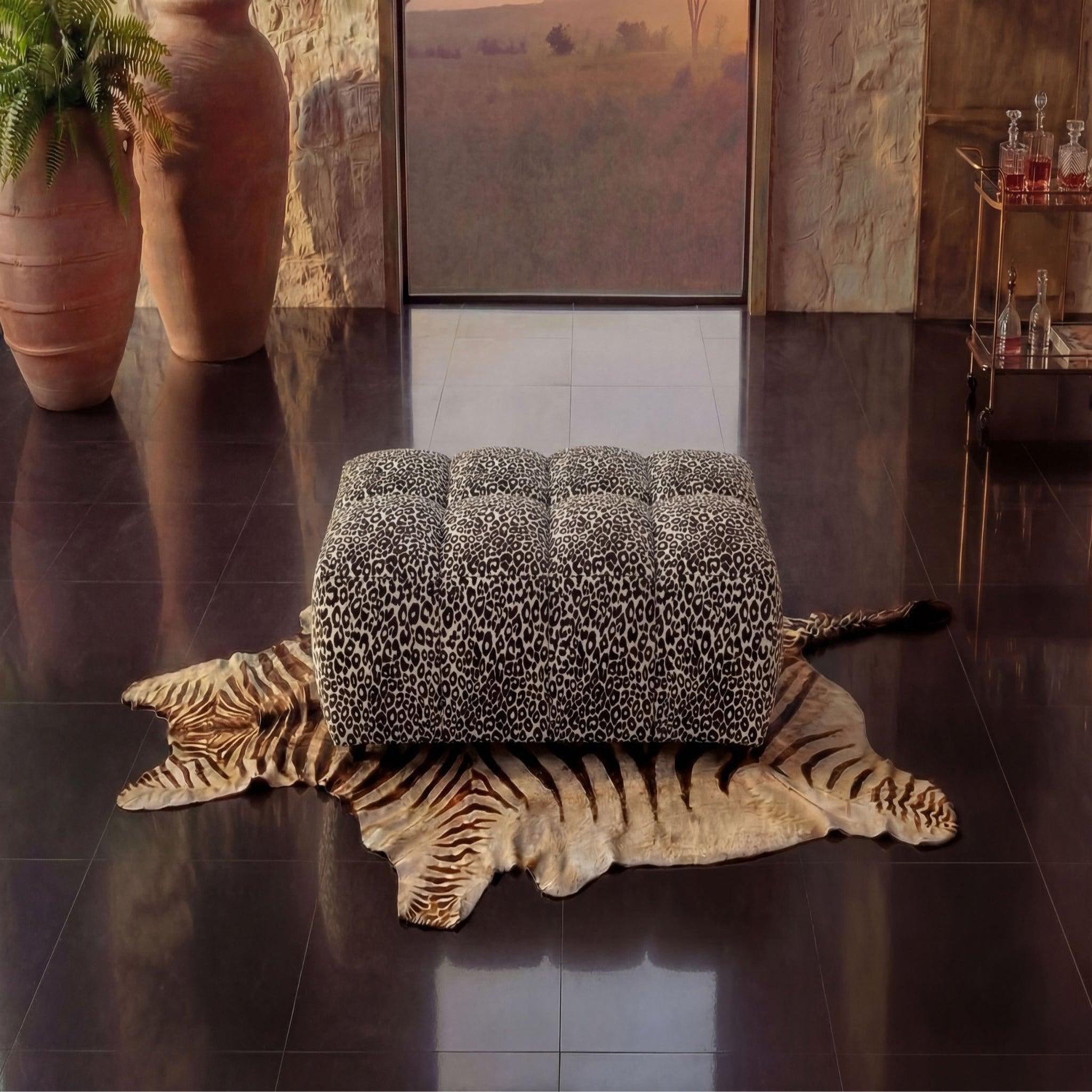 Voir la diapositive 5 : CASANOVA PARIS Alexia - pouf en tissu imprimé animalier 120x60x40