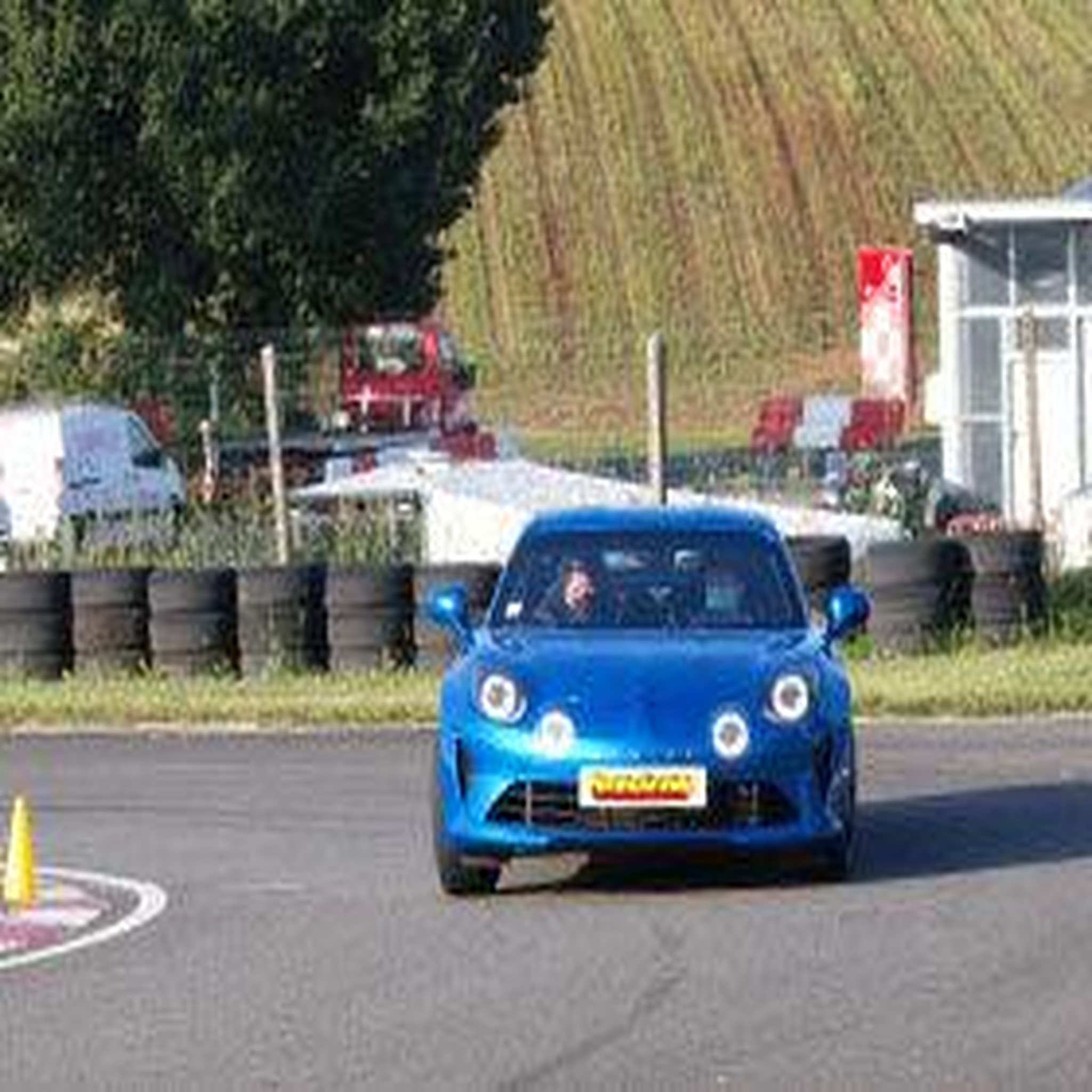 Voir la diapositive 3 : Smartbox Stage pilotage enfant : 3 tours de circuit au volant d'une Alpine A110 - Coffret Cadeau Sport & Aventure