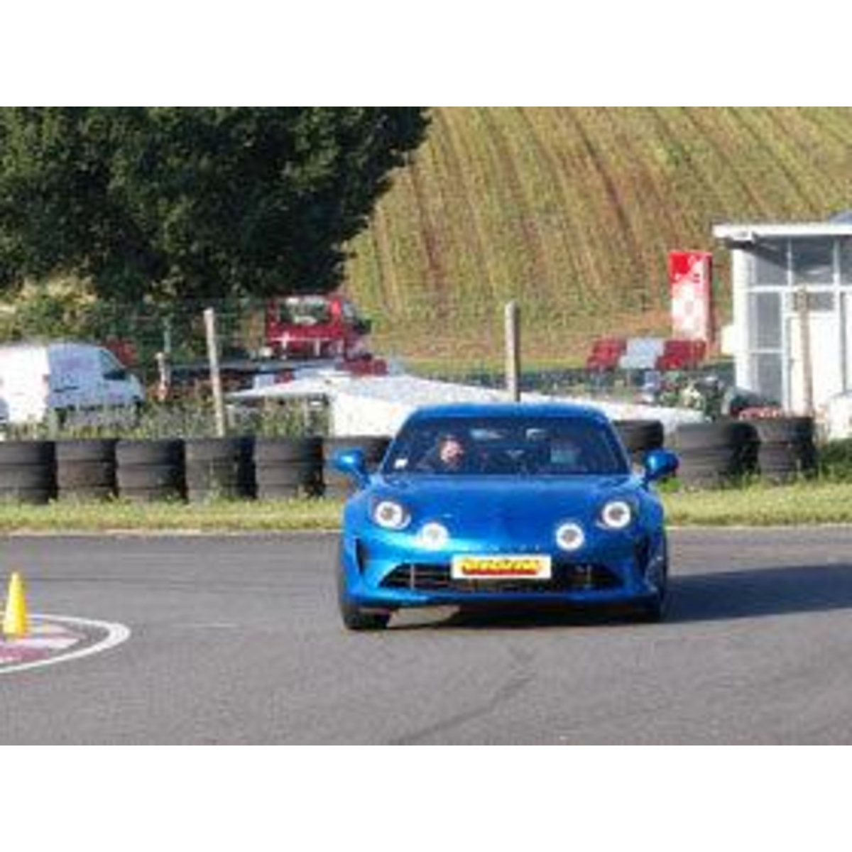 Smartbox Stage pilotage enfant : 3 tours de circuit au volant d'une Alpine A110 - Coffret Cadeau Sport & Aventure