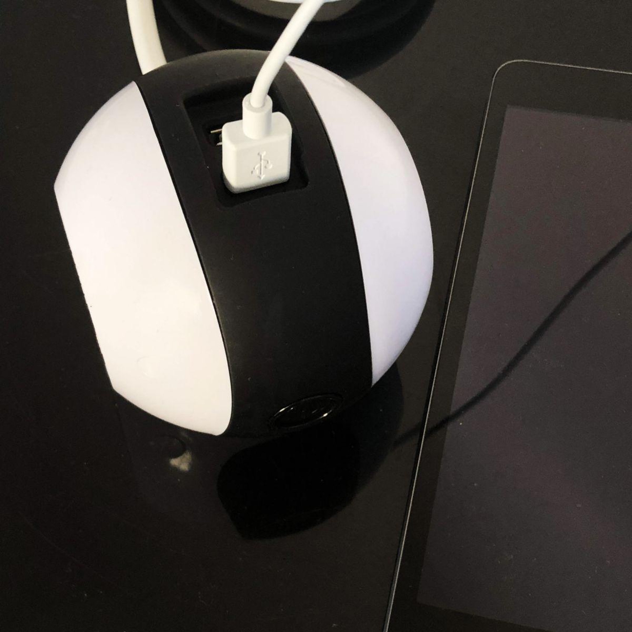 Voir la diapositive 5 : WATT AND CO Multiprise usb wattball blanc - noir